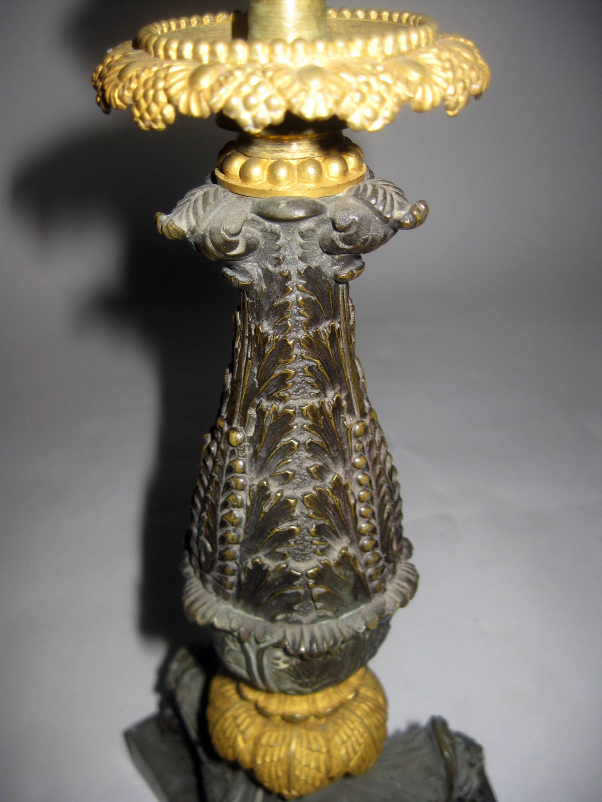 Début du XIXe siècle Paire de chandeliers français Charles X du XIXe siècle en bronze doré et patiné en vente