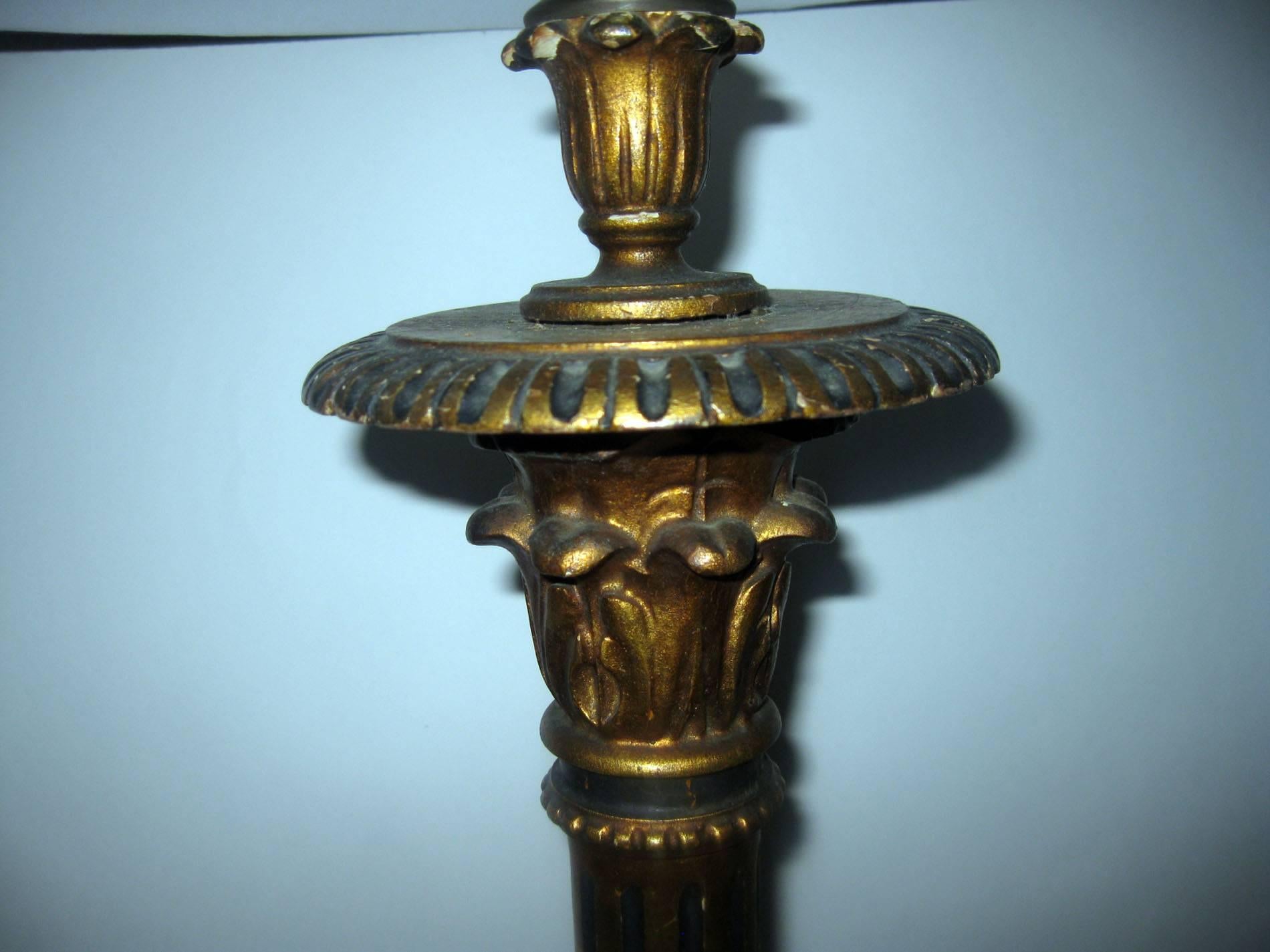 Klassisches Paar italienischer Goldholz-Kerzenhalter aus dem späten 19. Jahrhundert mit vielen Details und schöner alter Patina. Die kannelierten korinthischen Säulen stehen auf dreiförmigen Sockeln mit Krallenfüßen. Claret farbigen Seide Schirme