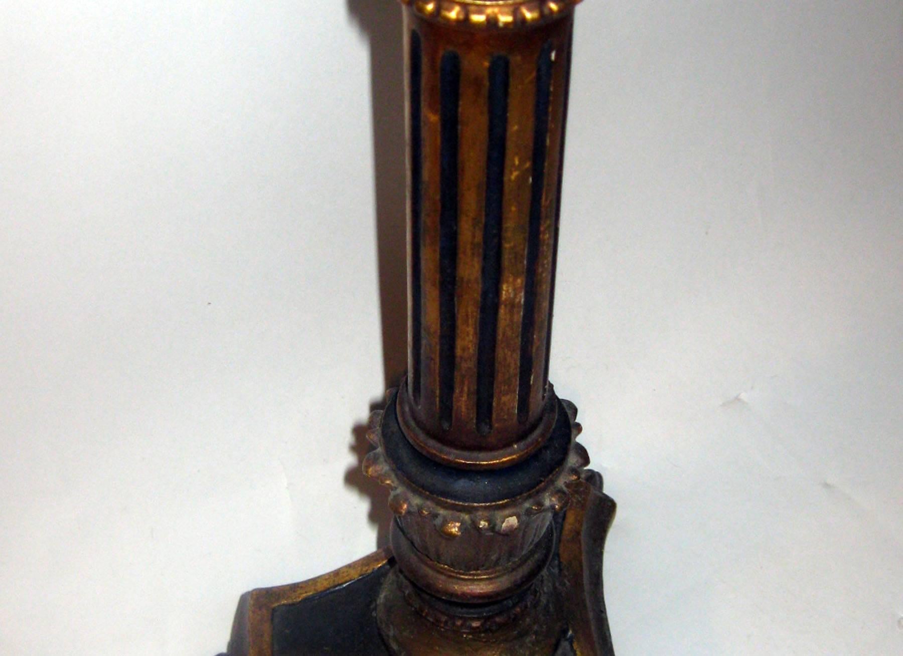 Verwandelte Kerzenständer aus vergoldetem Holz, 19. Jahrhundert, Paar (Seide) im Angebot