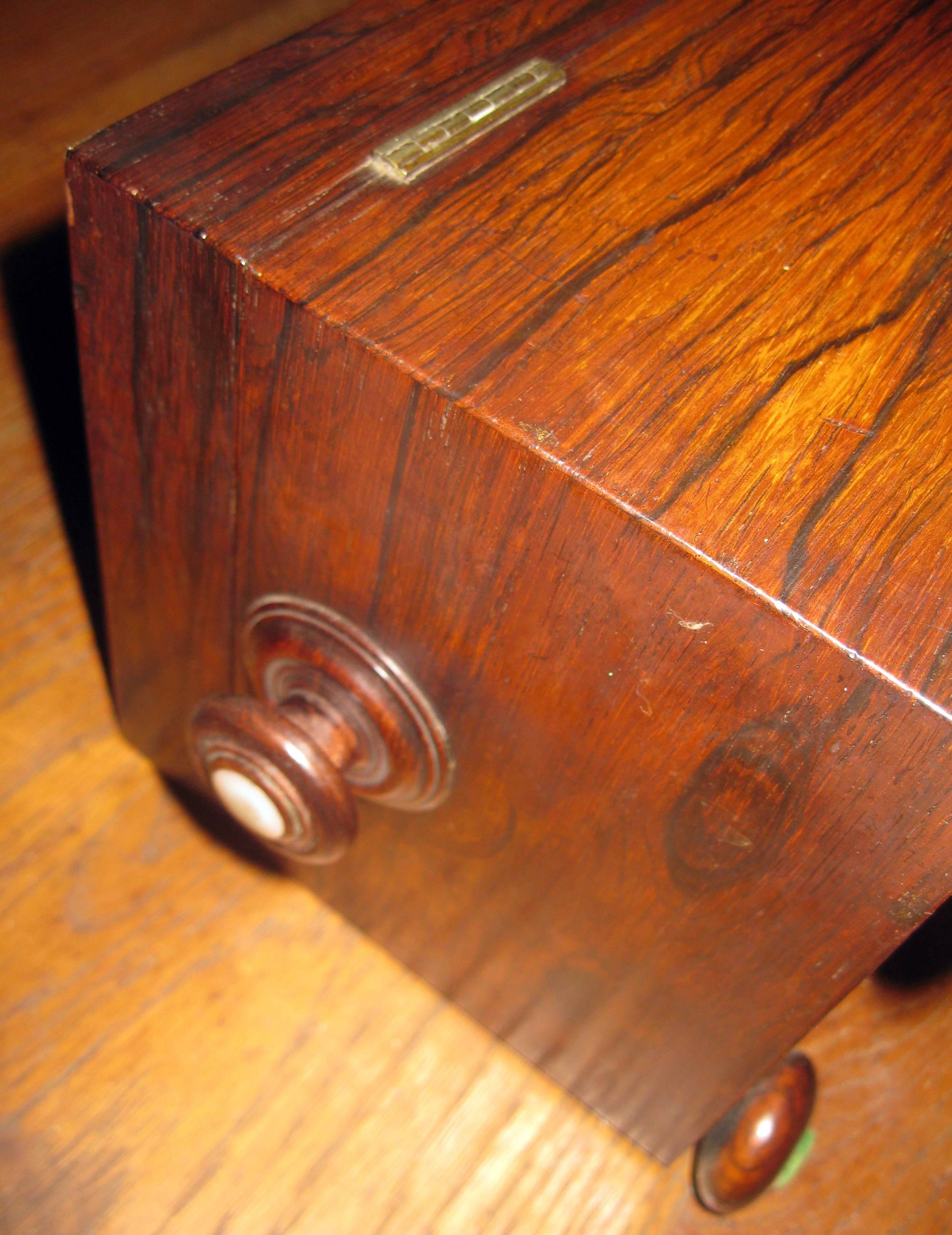 19th century English Rosewood Tea Caddy with Mother of Pearl Inlay For Sale 1