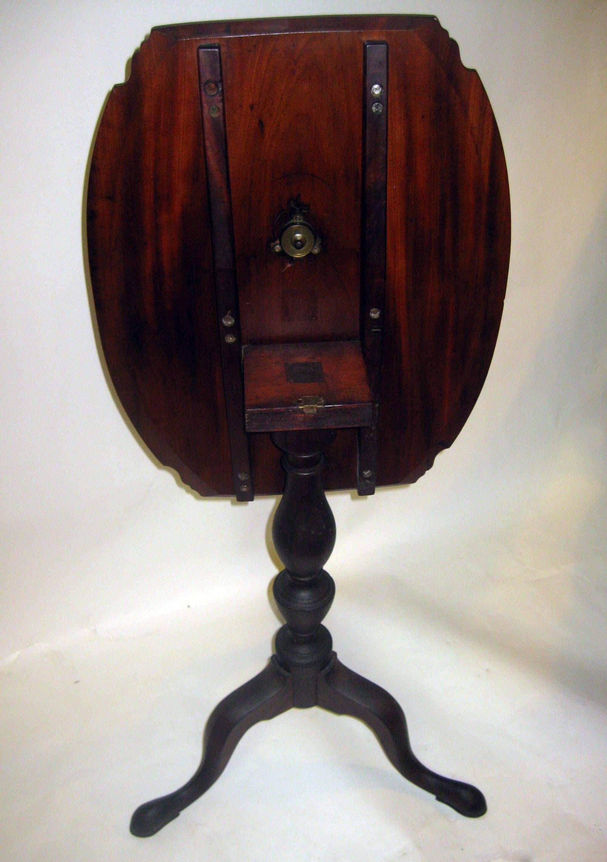 Acajou Table tripode américaine du XIXe siècle en vente