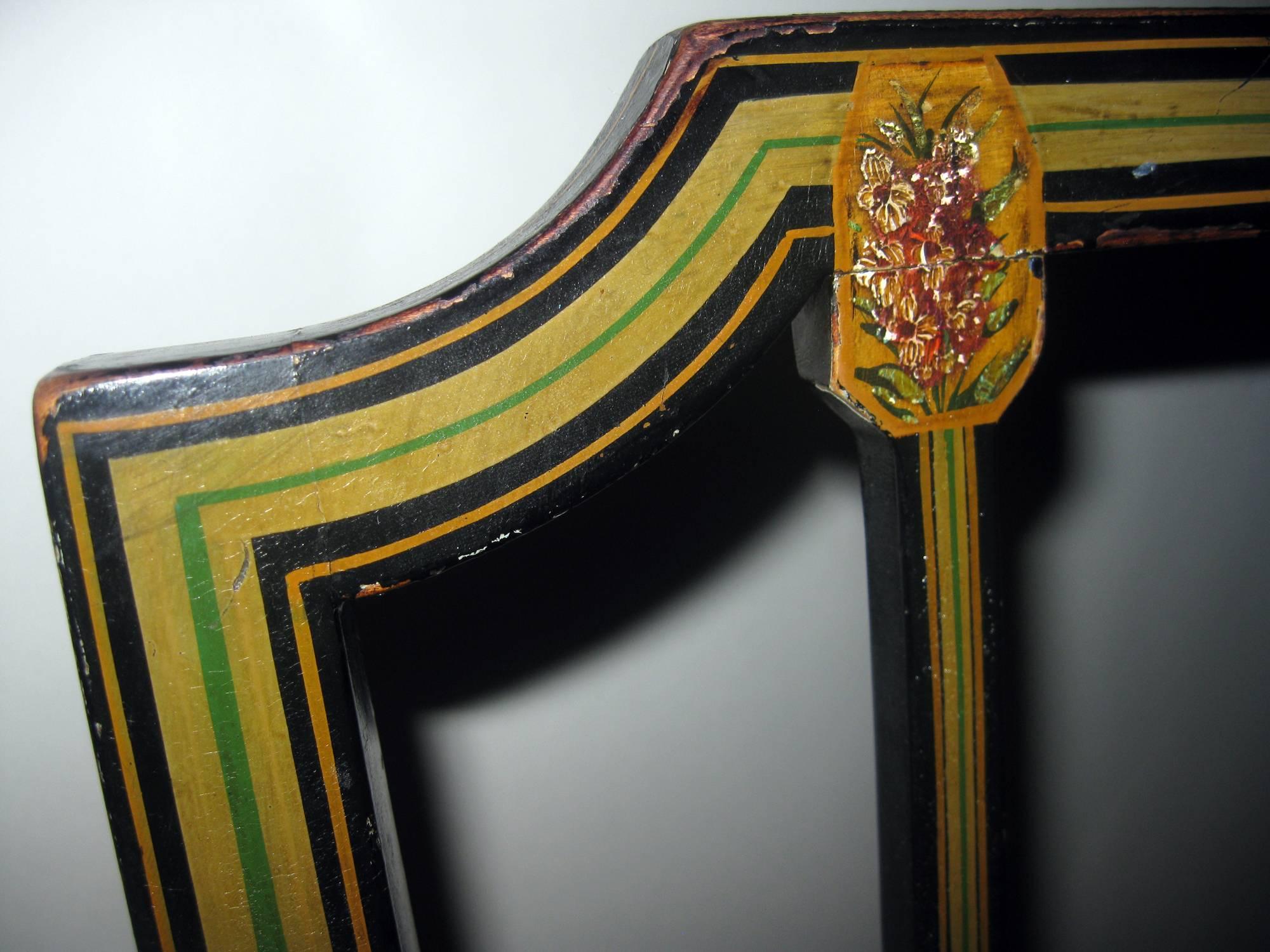 Beistellstuhl aus bemaltem Hartholz aus dem frühen 19. Jahrhundert mit Spatenfüßen. Handbemalt in schönen Farben mit einem Blumen-, Lyra- und Linienmotiv. Wunderschön gealterte originale und unrestaurierte Lackierung. Der verstärkte Sitz ist mit