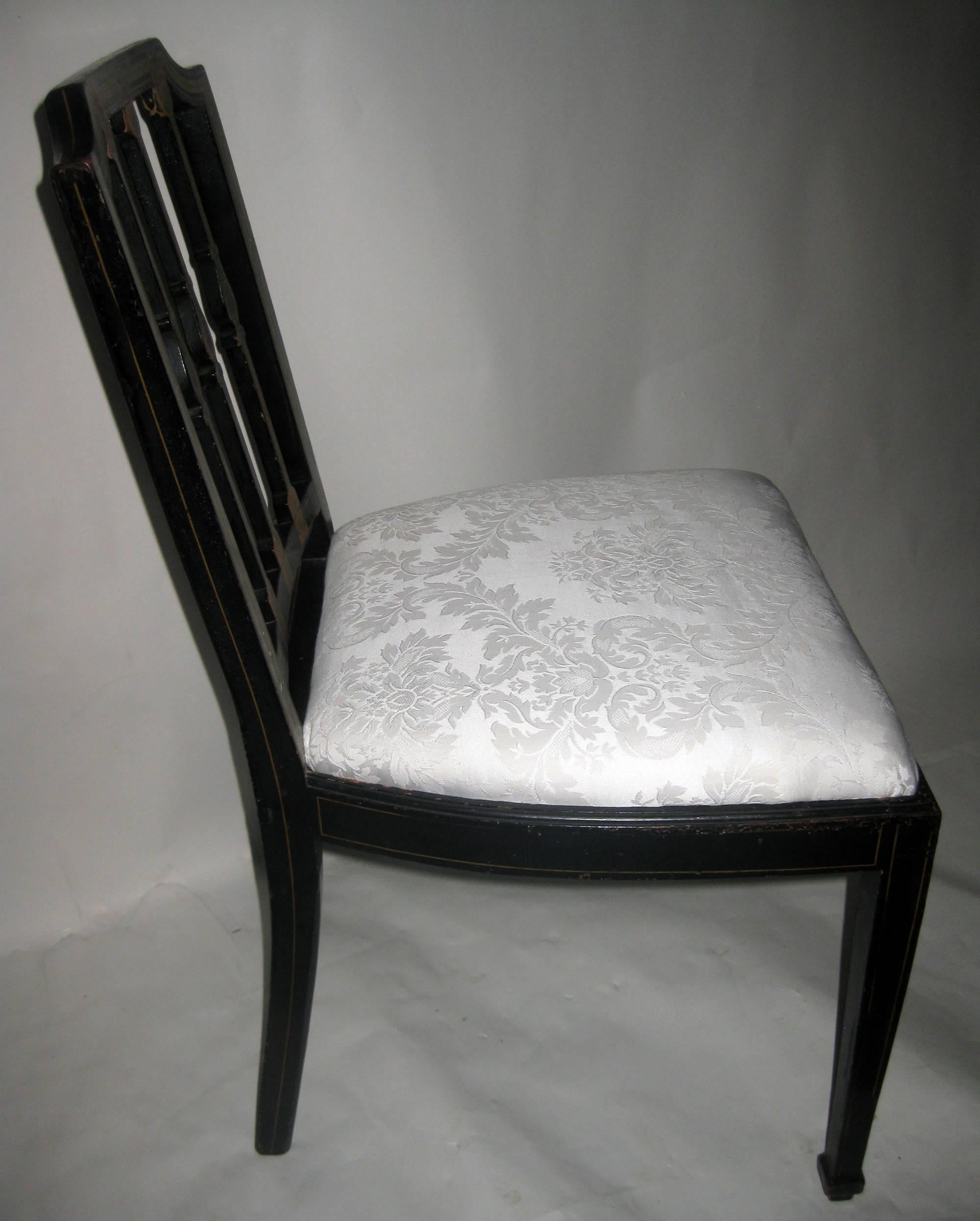 Chaise d'appoint peinte du XIXe siècle de style George III dans le style Hepplewhite Bon état - En vente à Savannah, GA