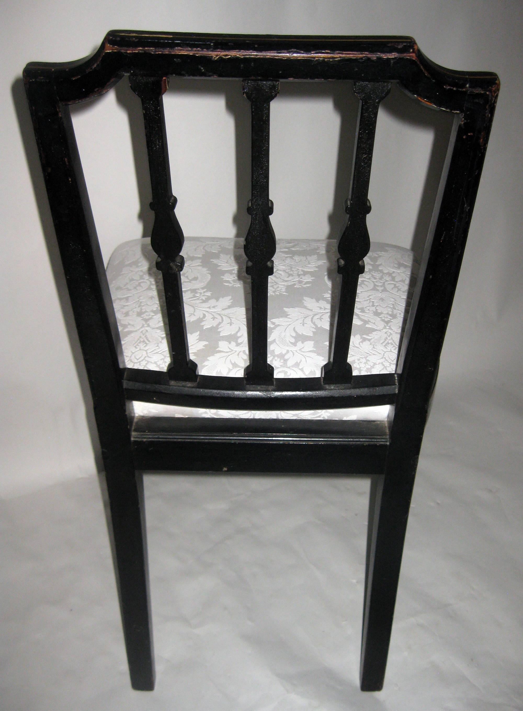 19. Jahrhundert George III. Bemalter Beistellstuhl im Hepplewhite-Stil (Frühes 19. Jahrhundert) im Angebot