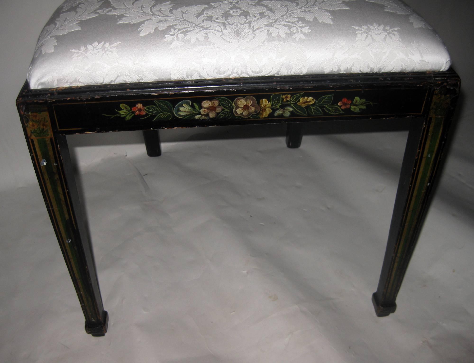 Chaise d'appoint peinte du XIXe siècle de style George III dans le style Hepplewhite en vente 1