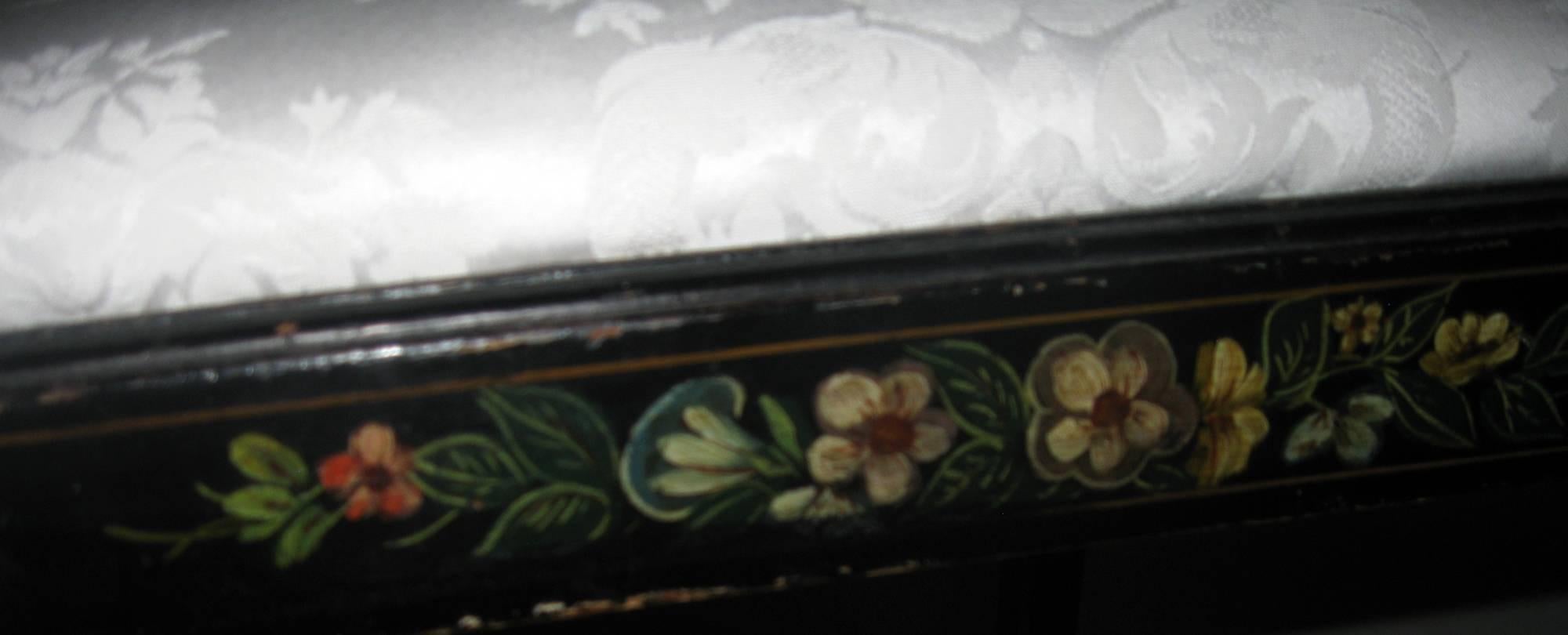 Chaise d'appoint peinte du XIXe siècle de style George III dans le style Hepplewhite en vente 2
