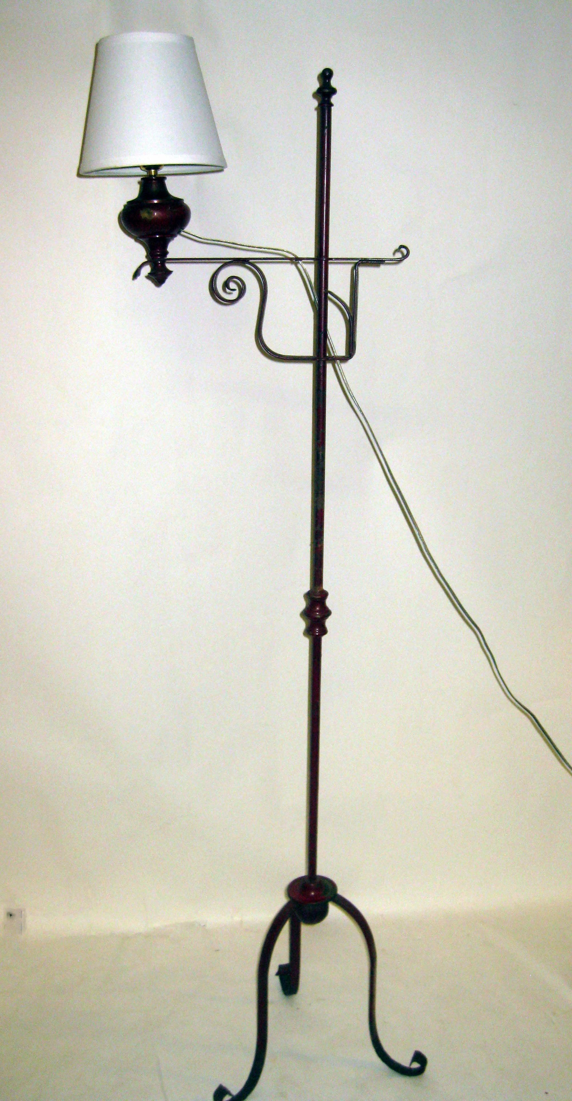 Primitive bemalte frühe amerikanische Stehlampe aus dem 19. Jahrhundert im Zustand „Gut“ im Angebot in Savannah, GA