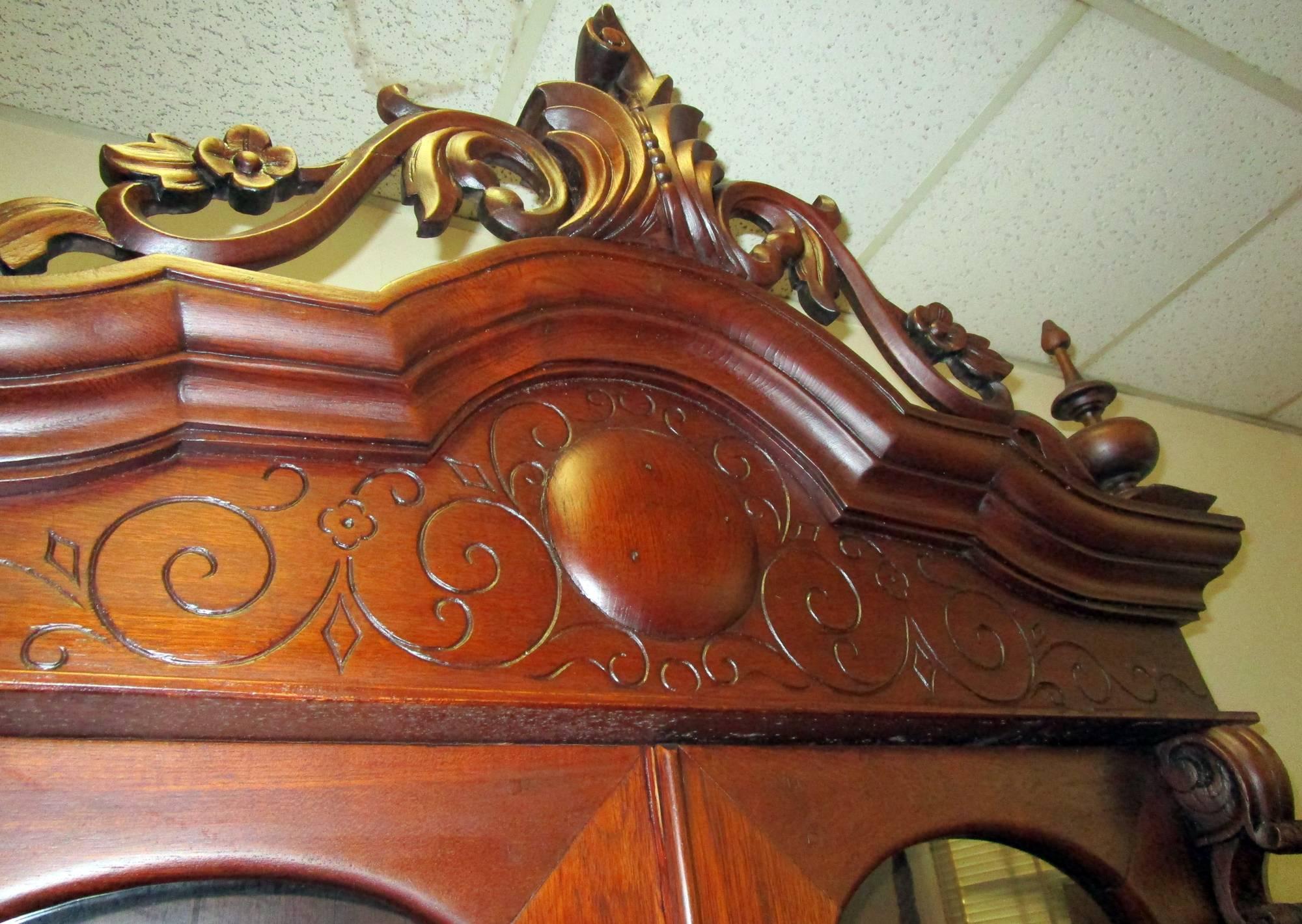 Amerikanisches viktorianisches Nussbaumholz-Schrank aus dem 19. Jahrhundert im Zustand „Gut“ im Angebot in Savannah, GA