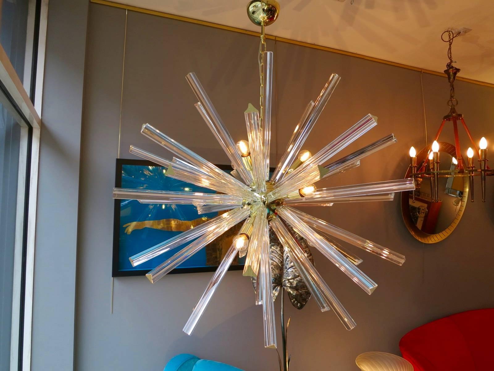 Un grand lustre spoutnik en laiton et verre de Murano, avec 9 luminaires.
Une pièce contemporaine également disponible en finition chromée 