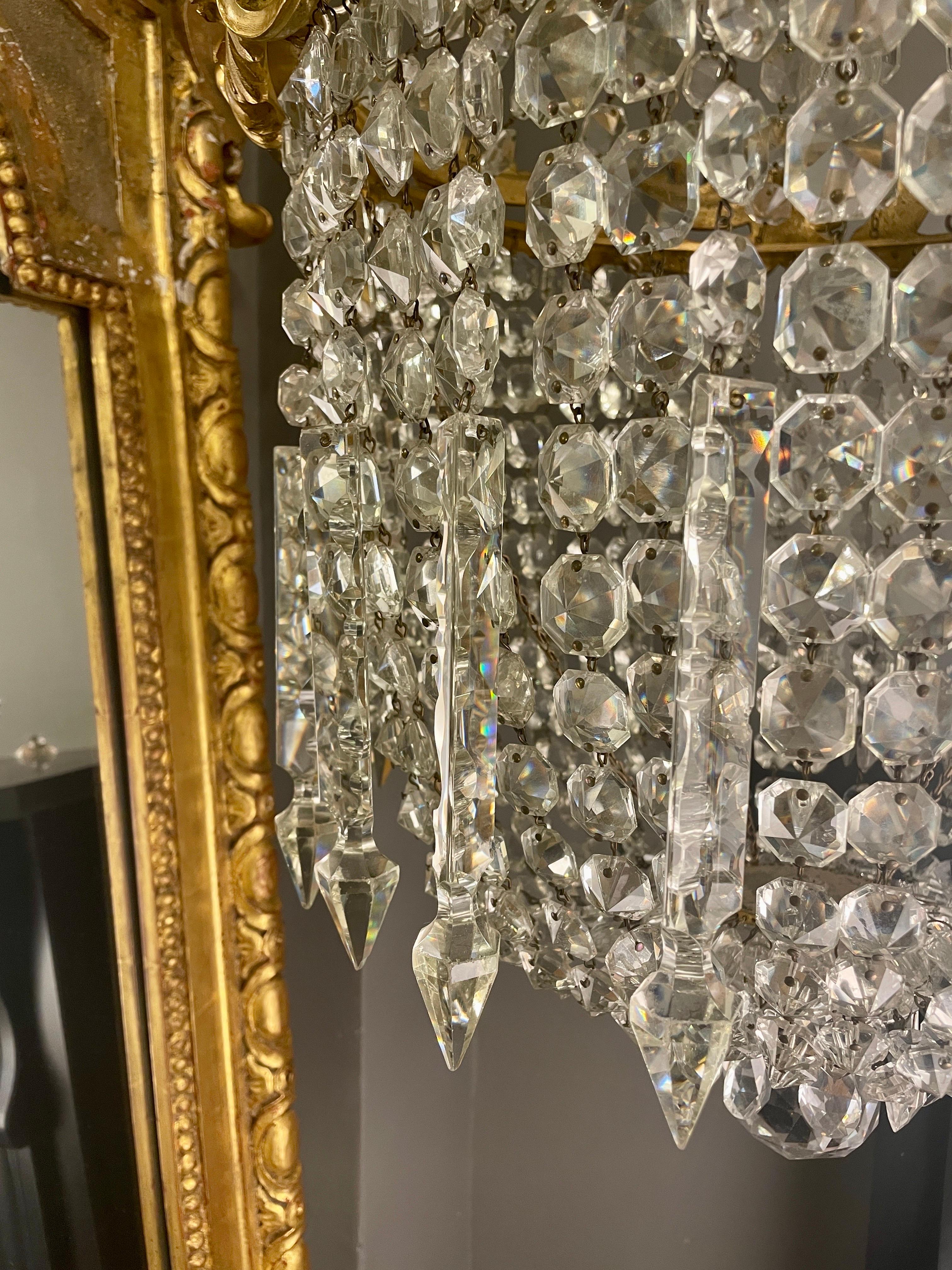 Rococo Grand lustre français ancien en bronze doré et cristal en vente