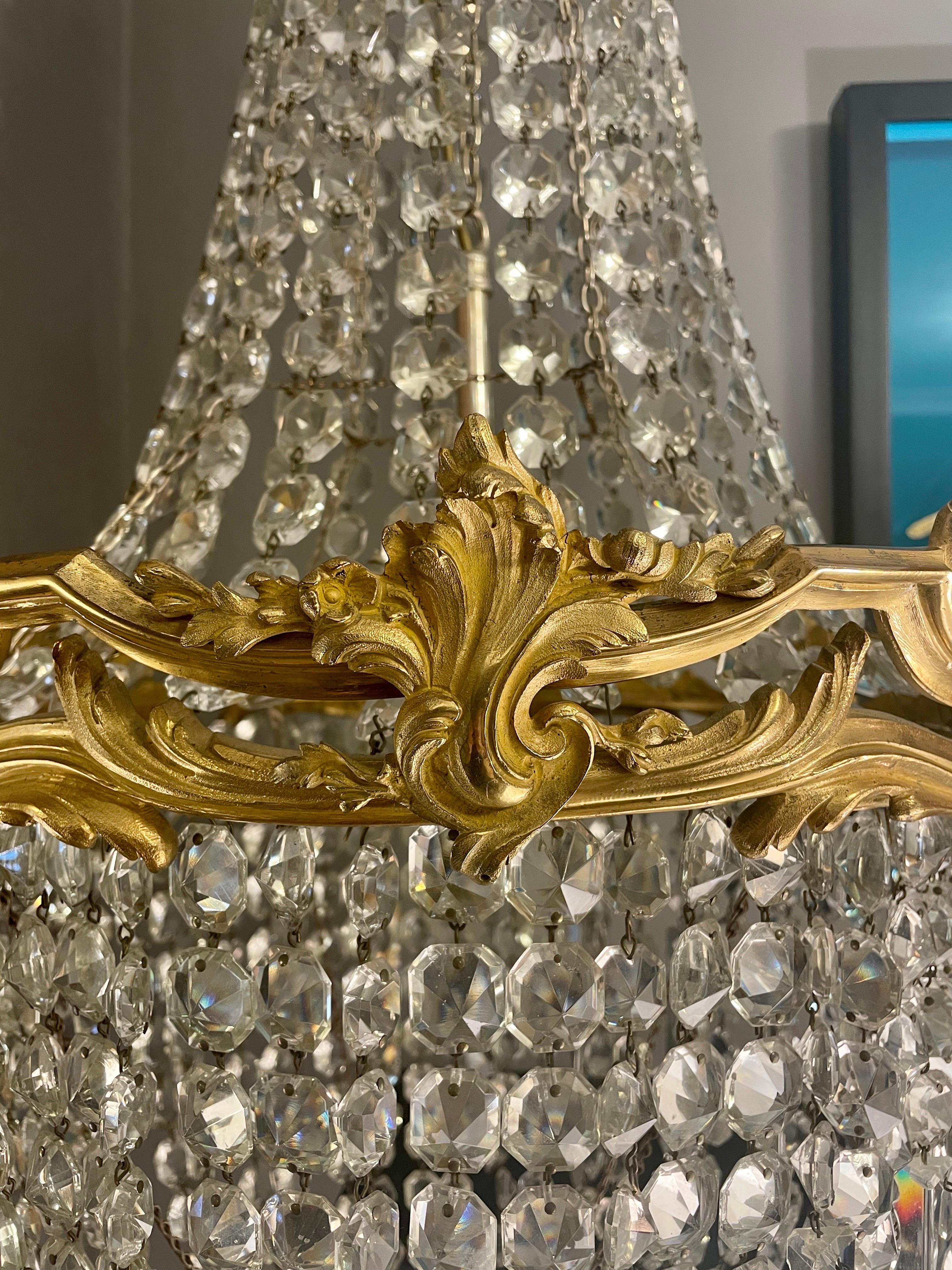 Doré Grand lustre français ancien en bronze doré et cristal en vente