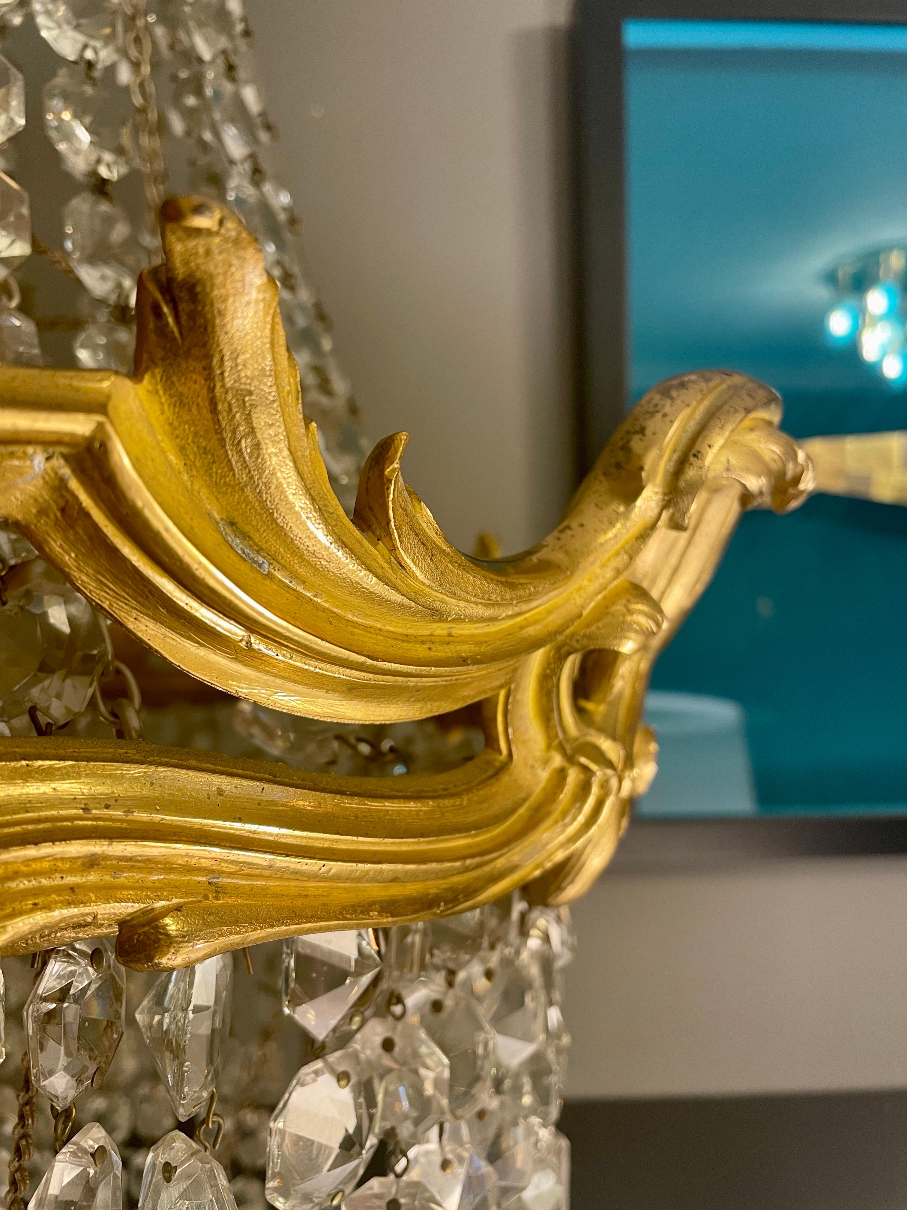 Großer antiker französischer Kronleuchter aus vergoldeter Bronze und Kristall im Angebot 6