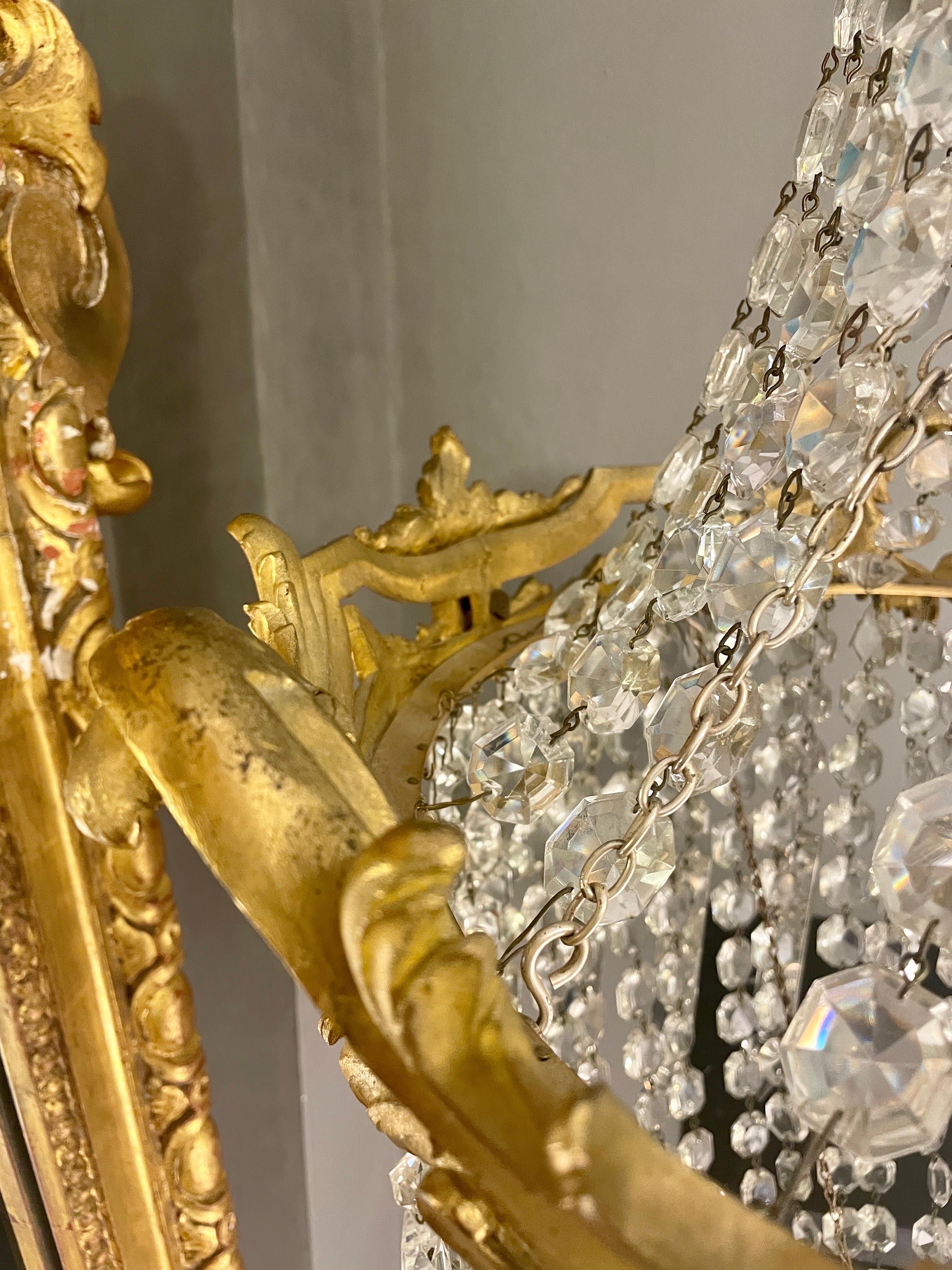 Großer antiker französischer Kronleuchter aus vergoldeter Bronze und Kristall im Angebot 1