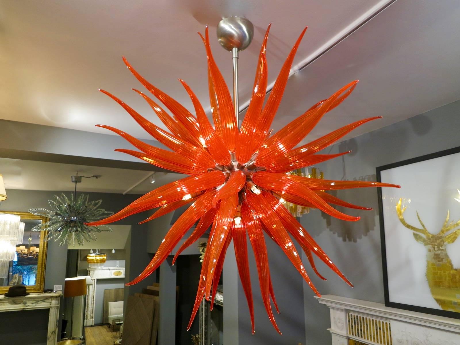 A large Murano red blown glass chandelier with ten light fittings, in the manner of American glass sculptor Dale Chihuly.

Made in Italy by Simone Cenedese Vetri de Murano

95cm drop 90 cm diameter