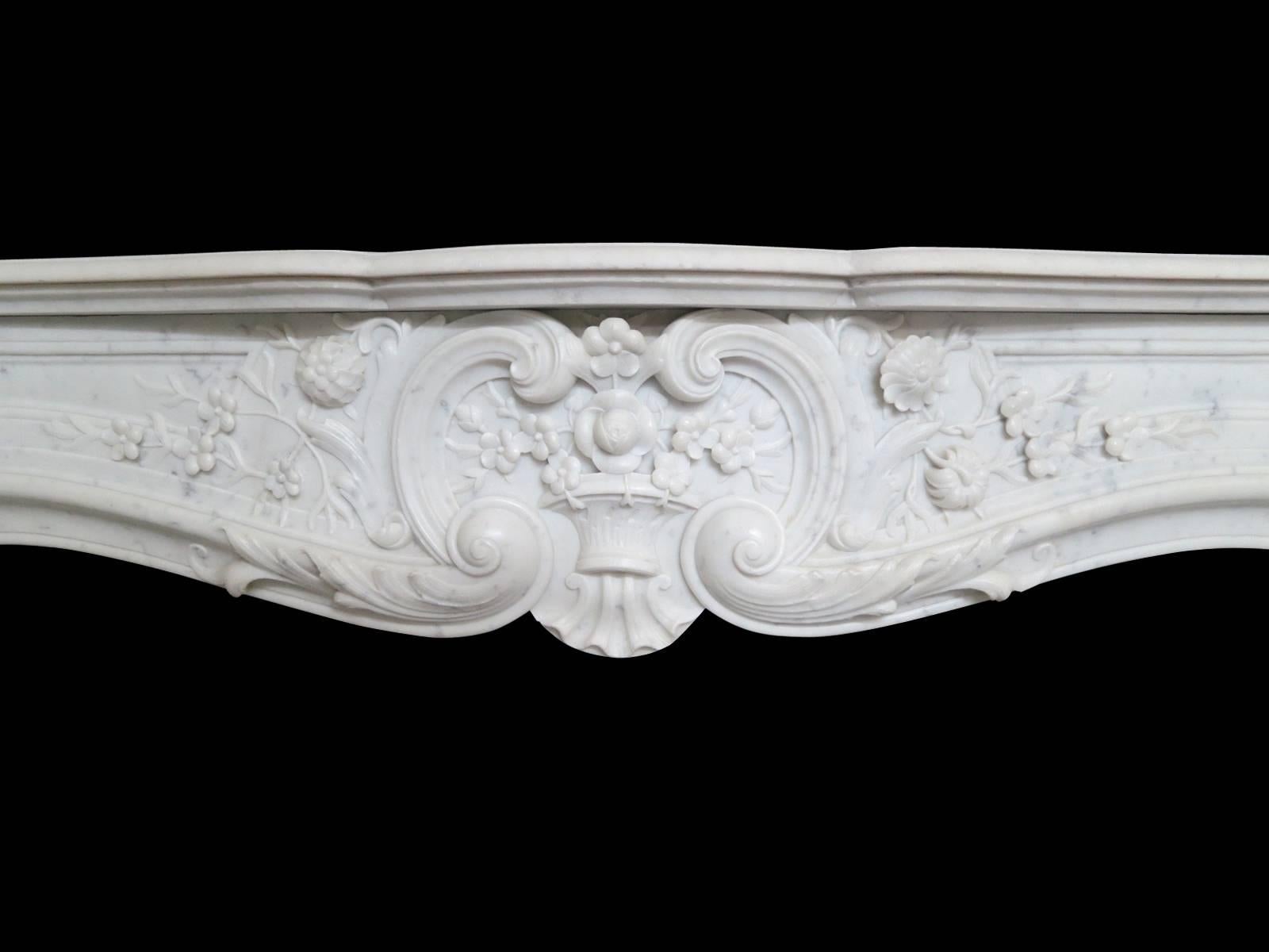 Français Grande cheminée française ancienne en marbre de Carrare de style Louis XV en vente