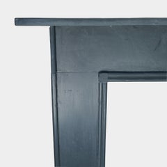 Une cheminée antique irlandaise de style géorgien en ardoise noire