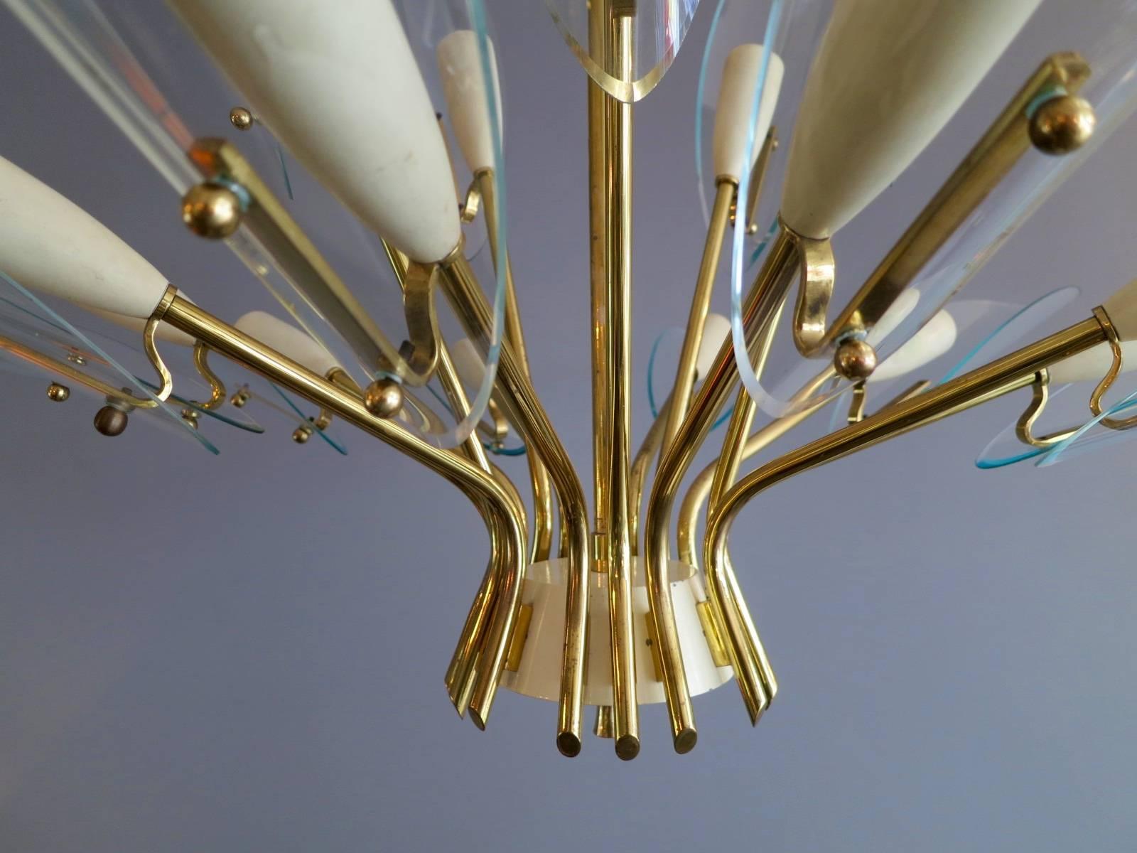 Mid-Century Modern Italian Chandelier in Brass and Glass (Moderne der Mitte des Jahrhunderts)