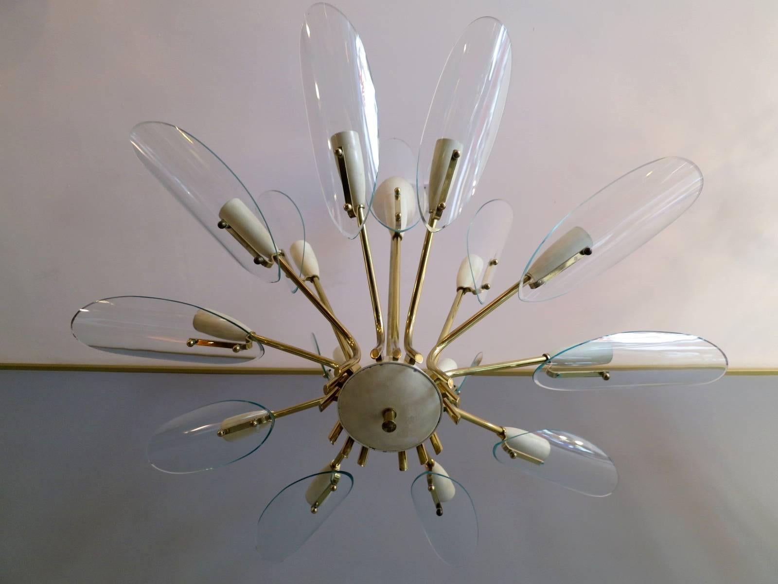 Mid-Century Modern Italian Chandelier in Brass and Glass (20. Jahrhundert)