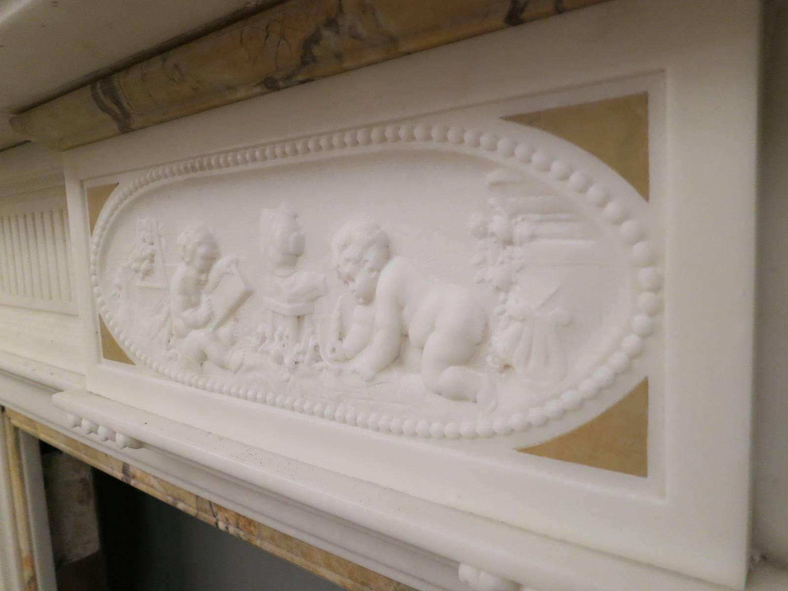 Antiker englischer Kaminsims aus weißem Bildhauermarmor im Zustand „Gut“ im Angebot in London, GB