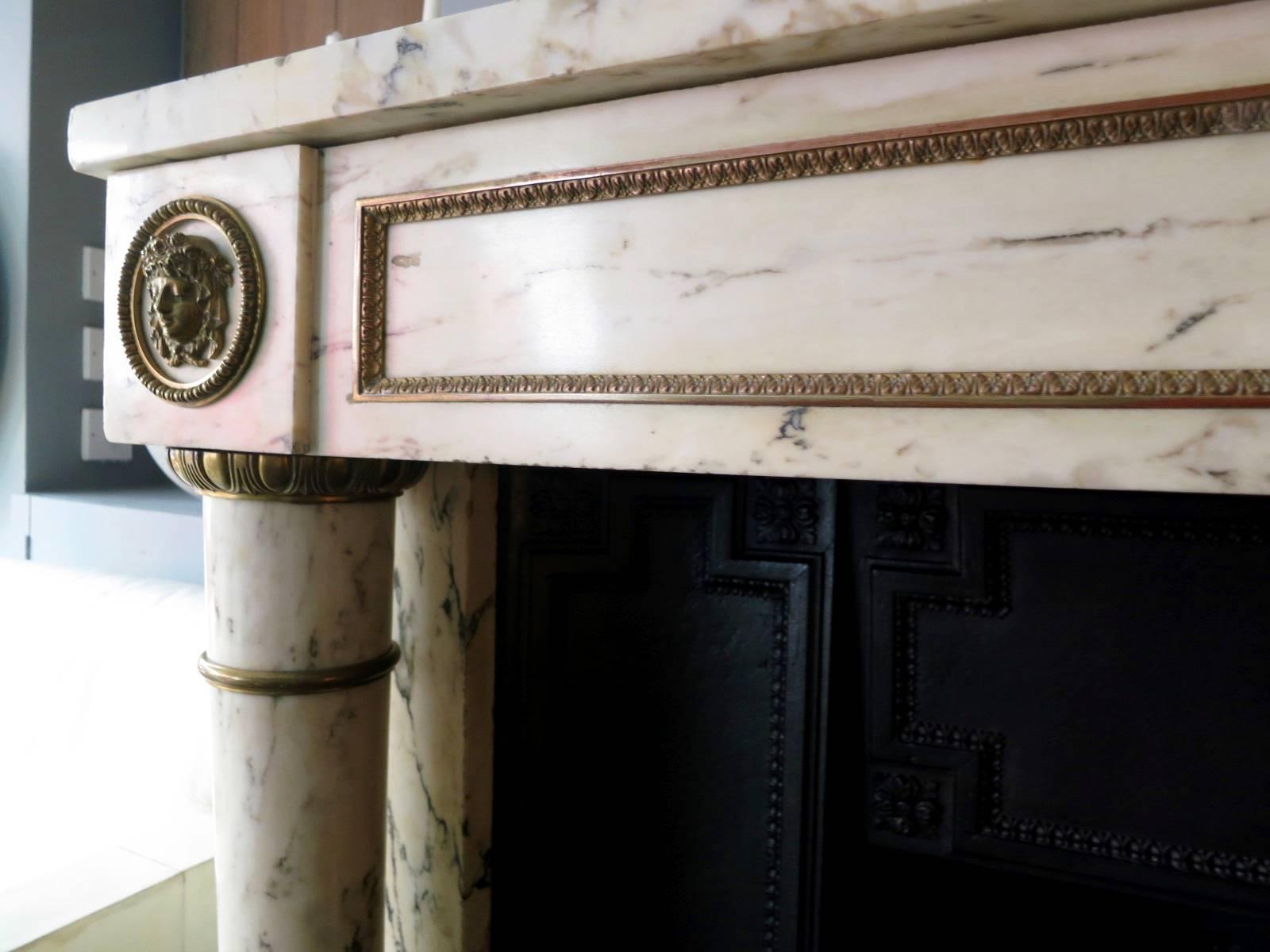 Cheminée de style Empire français du 19ème siècle en marbre Breche Bon état - En vente à London, GB