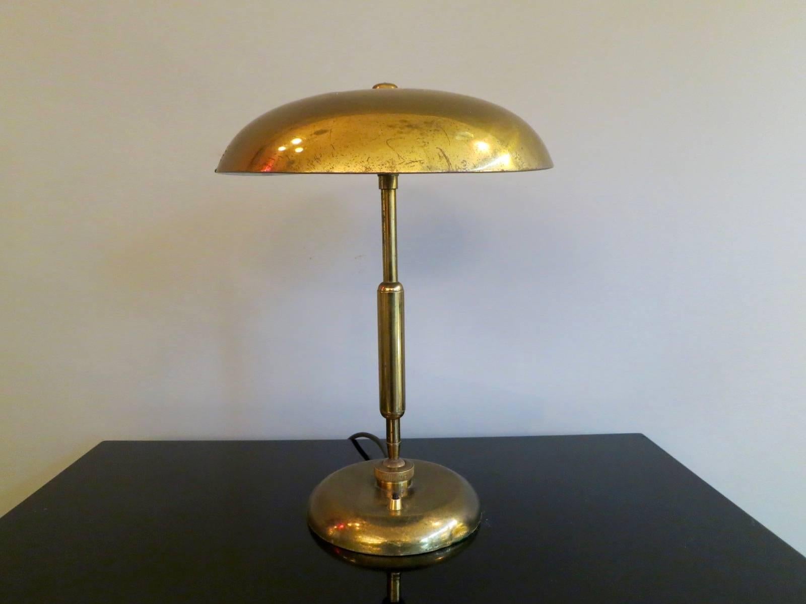 A pair of table lamps, one in brass and the other in nickel, with articulated base and shade for complete 360 degree movement. Can be sold separately,

circa 1950s. Continental.

Measures: 42cm H x 30cm D.