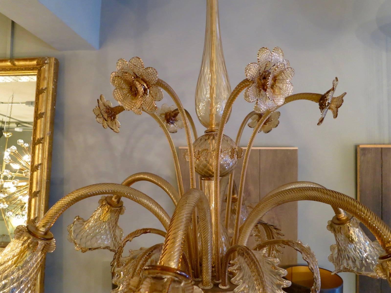A very large six-arm traditional Venetian style chandelier in Ochre coloured handblown Murano glass. A great example of craftsmanship and detail. In excellent condition. Early to Mid-20th century, possibly earlier.
 