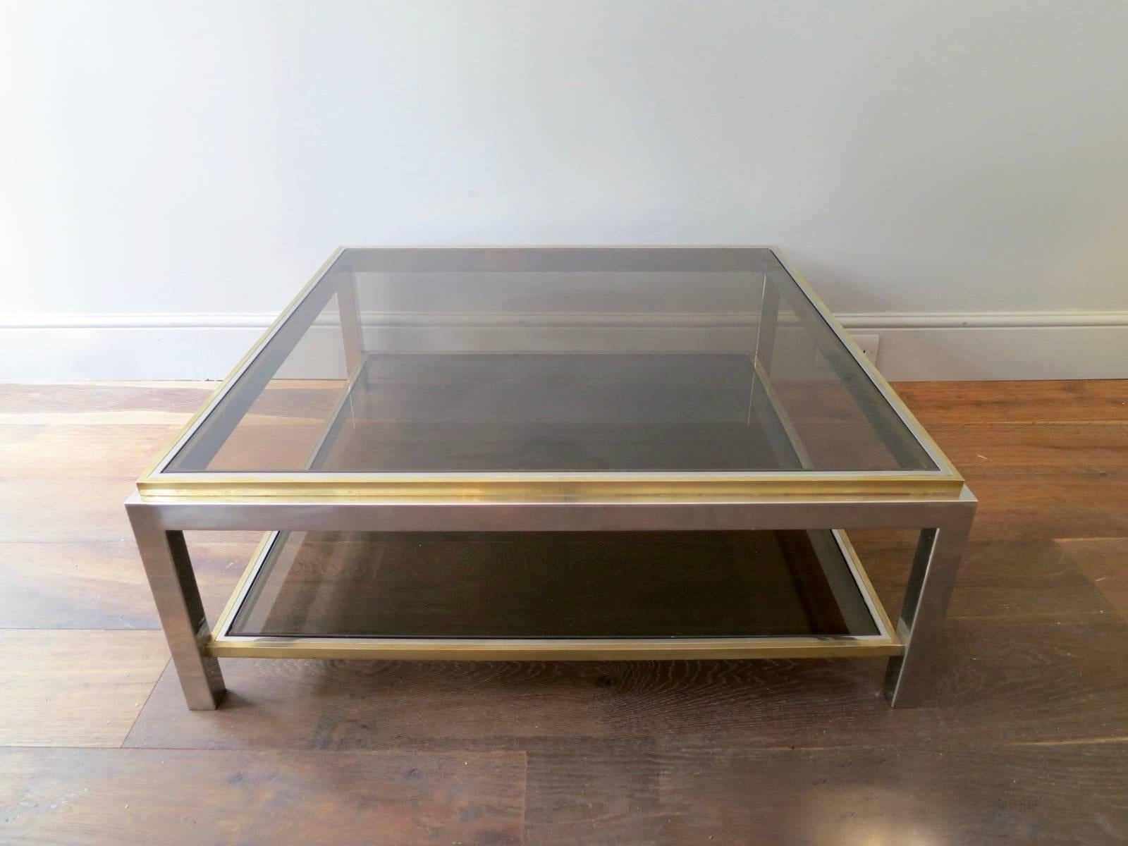 Une grande table carrée à deux niveaux du designer français Jean Charles, avec des plateaux en verre fumé d'origine et signée.