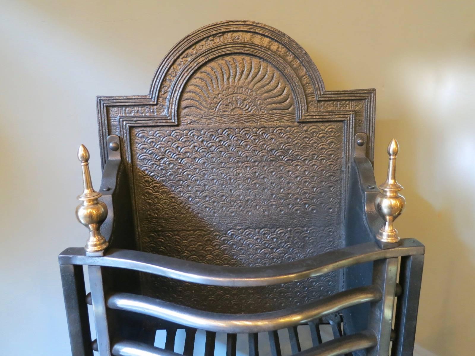 Antique English Brass and Wrought Iron Fire Grate In Good Condition For Sale In London, GB