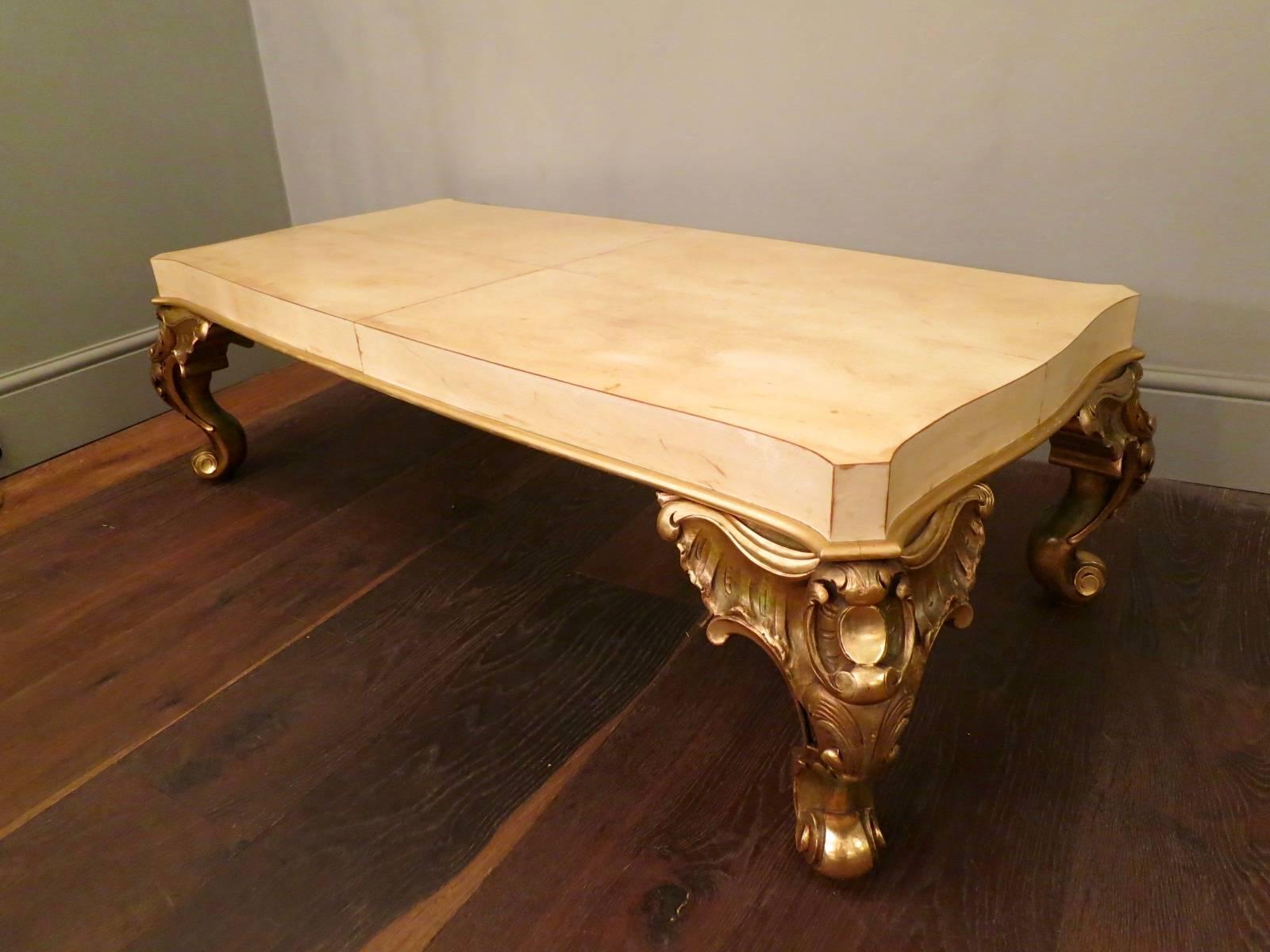 Ein sehr guter Tisch von Maison Jansen, mit aufwendigen vergoldeten Stützen im Rokoko-Stil und einer geformten Platte aus Pergament. Darunter gestempelt Jansen.