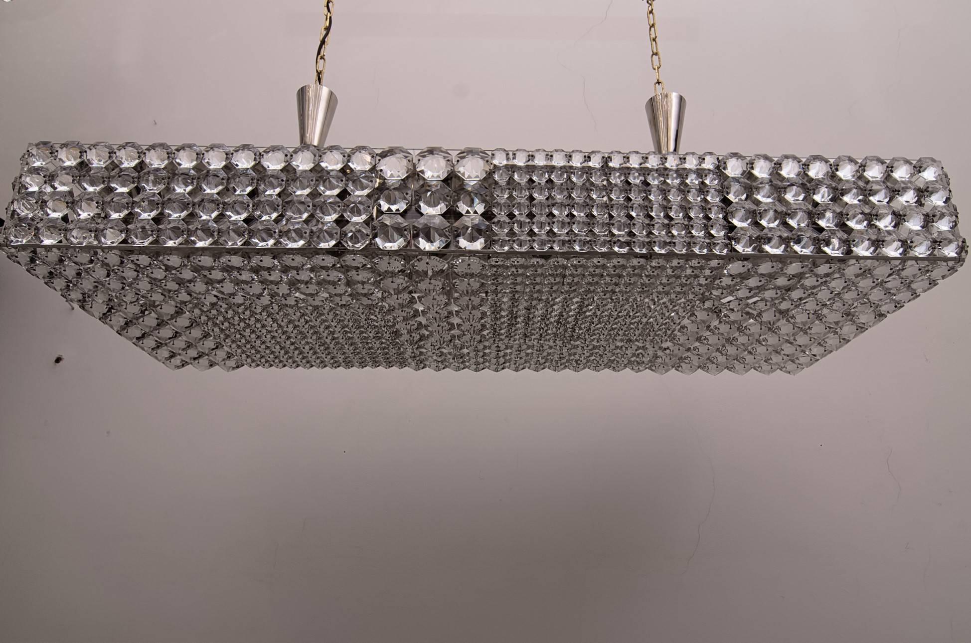 An amazing and rare rectangular crystal chandelier by E. Bakalowits & Söhne, 1960s
Excellent original condition
16 bulbs make an amazing light
Both sides can be pulled out for bulb changing.
