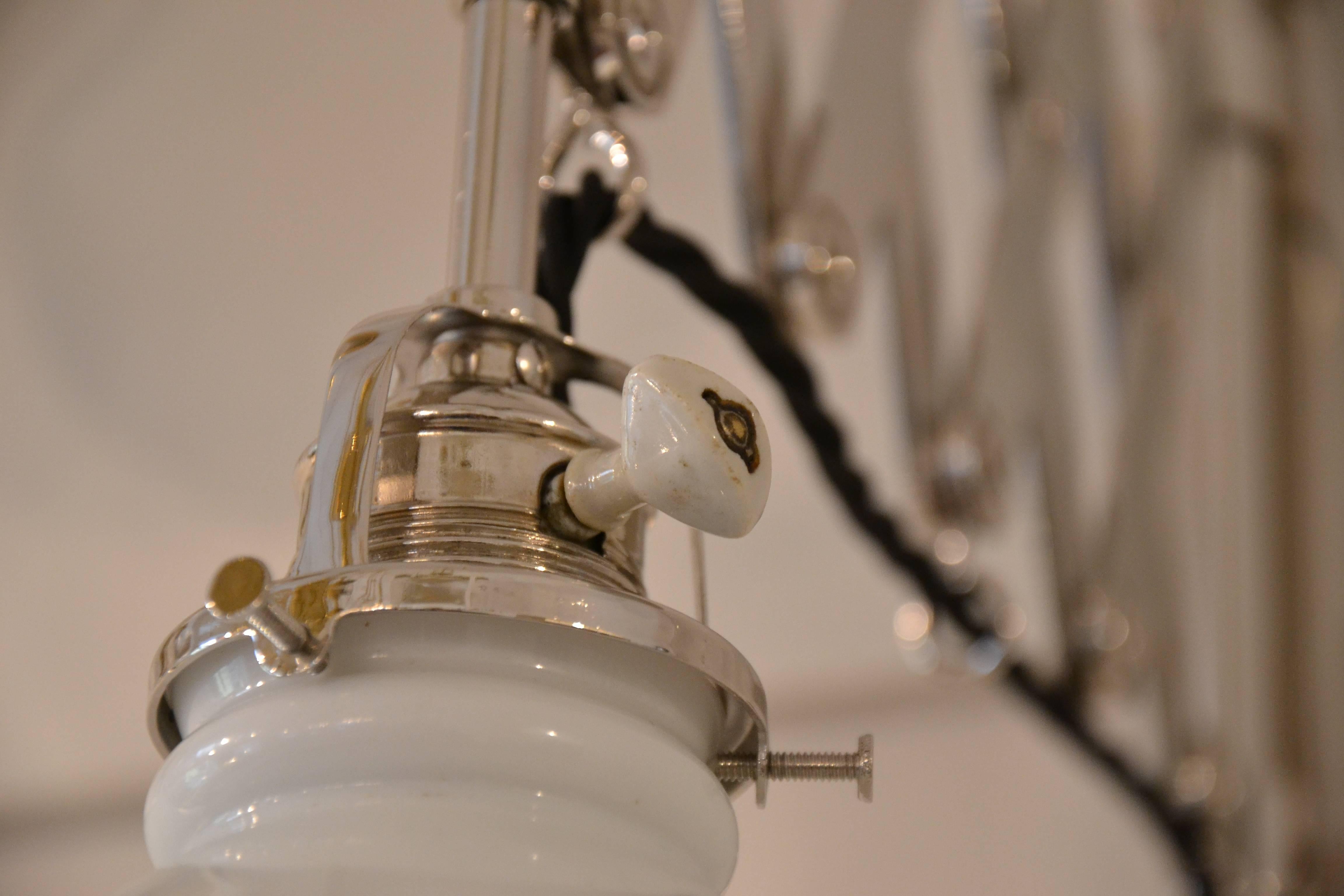 Verstellbare, vernickelte Art Deco Wandlampe mit Opalglas, 1920,
65 cm herausgezogen,
um 30 cm verschoben.
Wandteil gemessen :
Höhe 33 cm.
Breite 26cm.


  