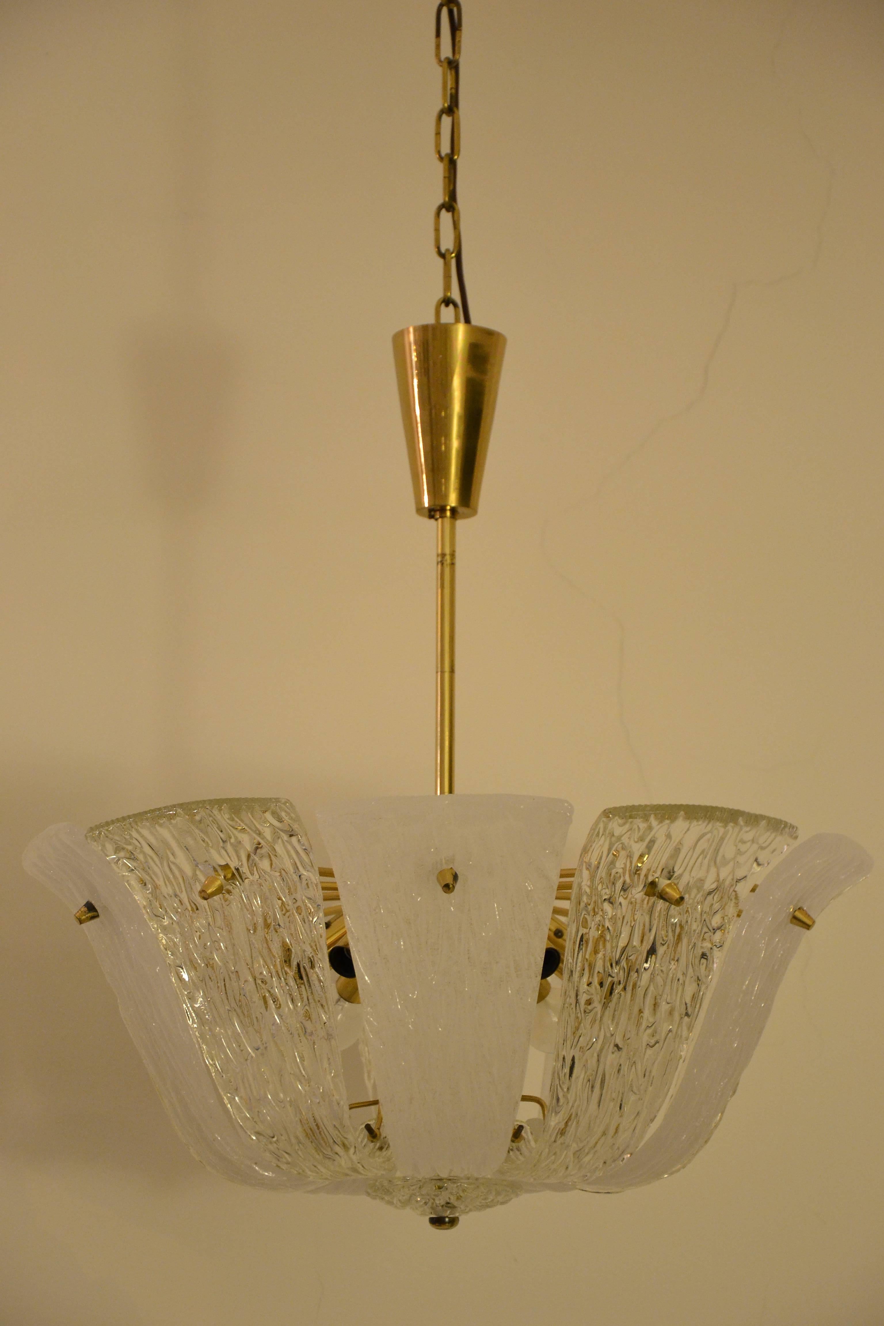 Brass and textured glass and frosted glass chandelier by Kalmar, 1950s.
Polished and stove enamelled.
Ten bulbs.