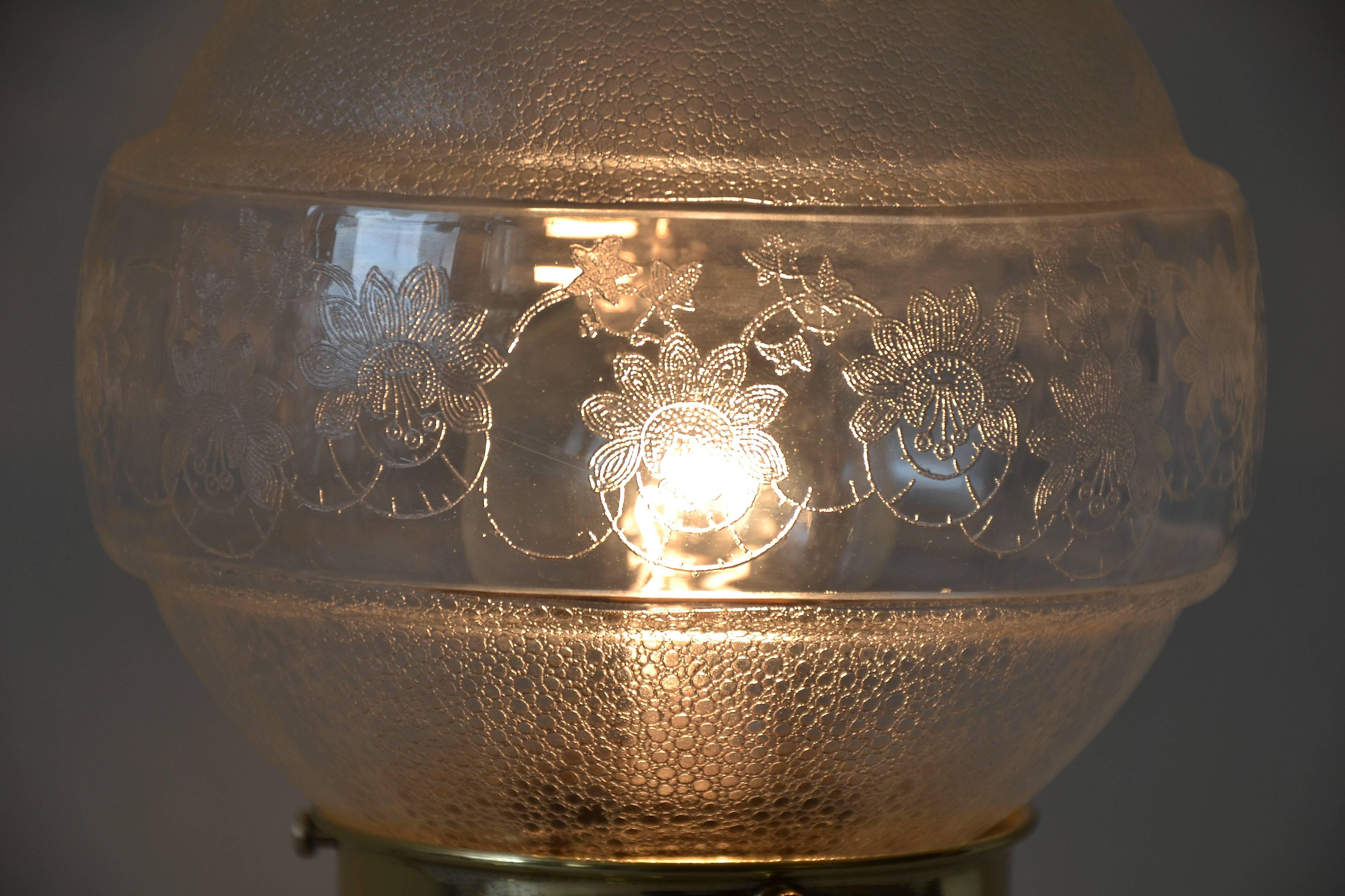 Pair of Table Lamps with Oval Base and Original Glass In Excellent Condition In Wien, AT