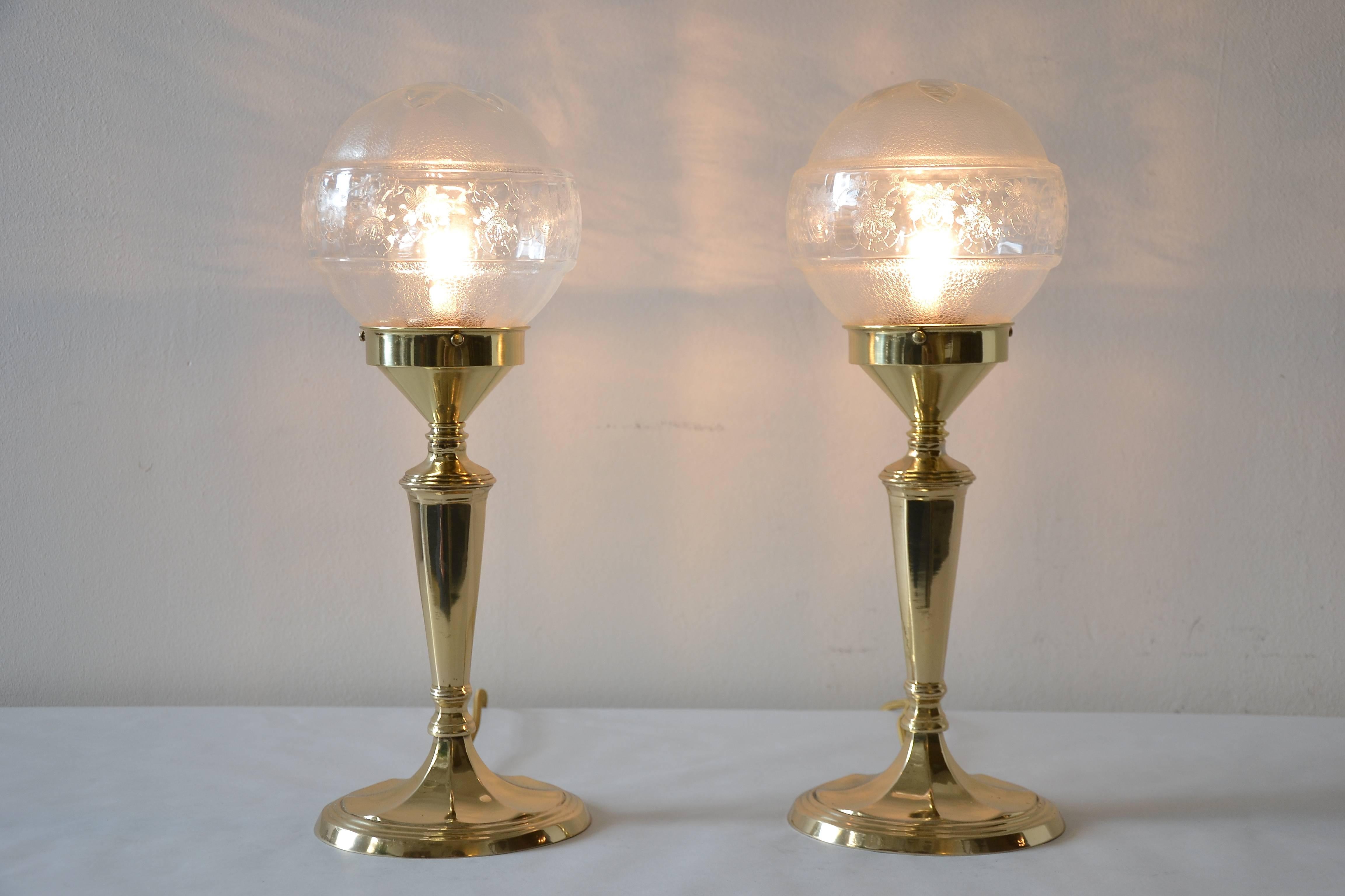 Pair of table lamps with oval base and original glass
polished and stove enamelled