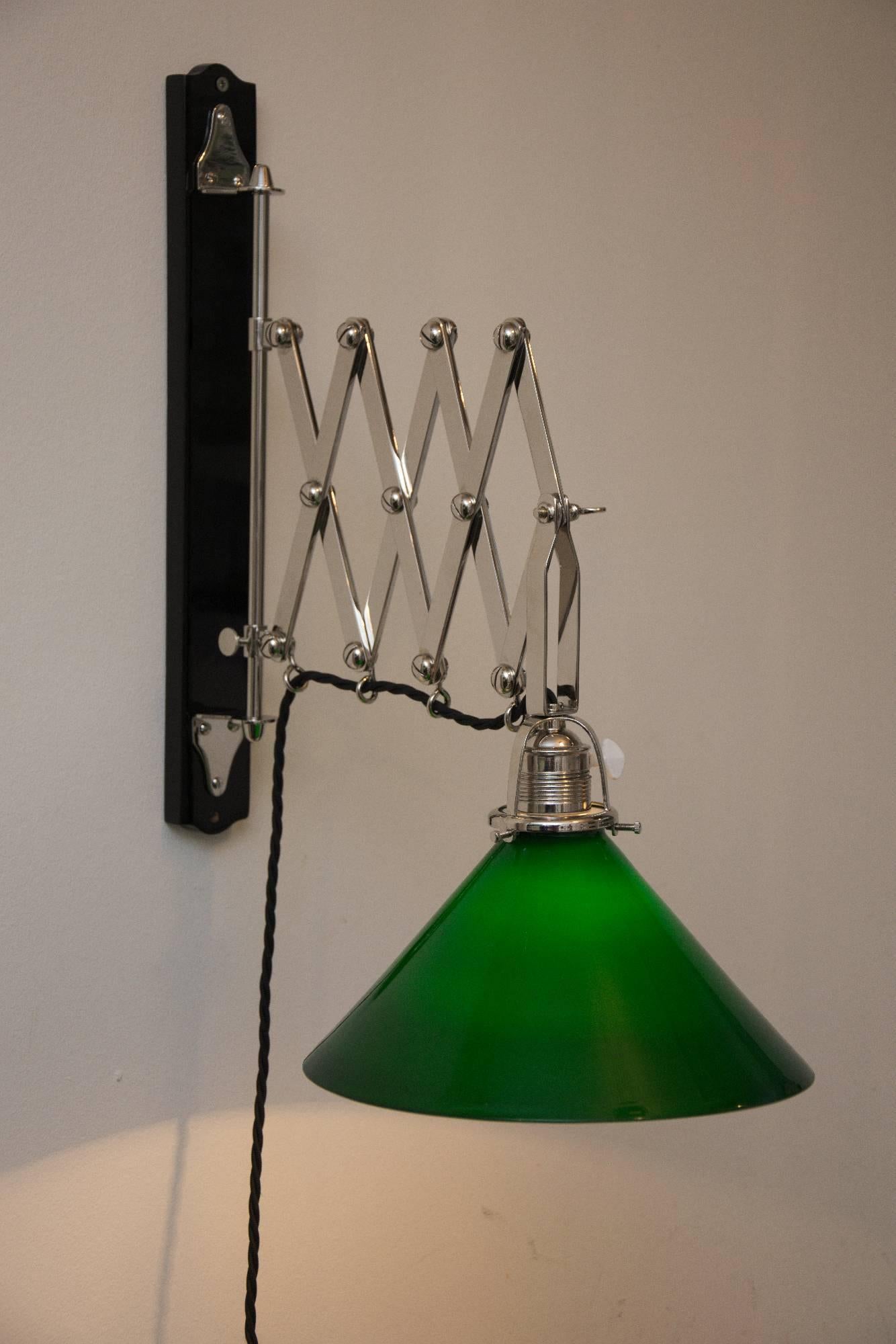 Adjustable nickel-plated Art Deco wall lamp with opal glass green, 1920. 
Pulled out 80cm.