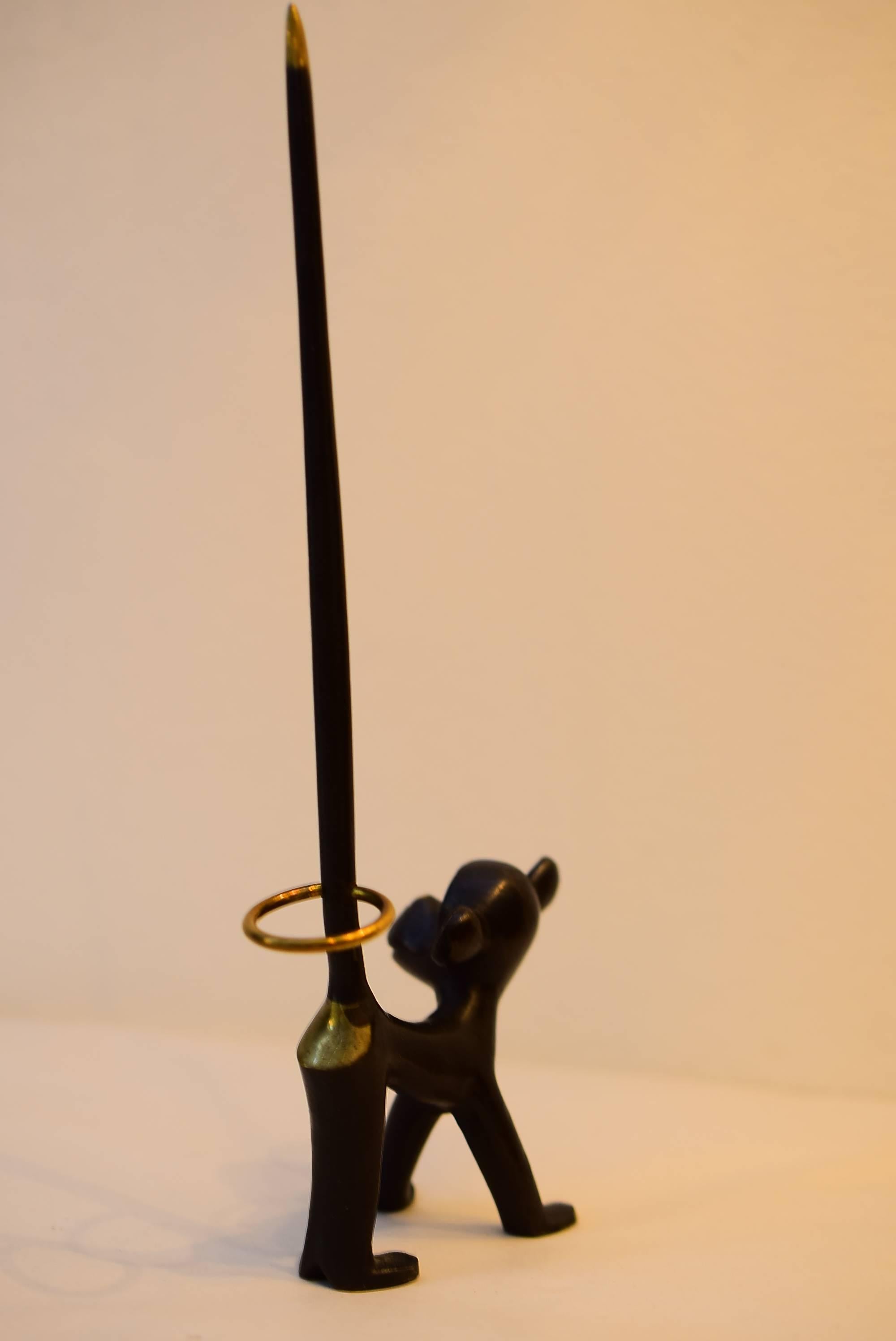 Mid-Century Modern Walter Bosse - Porte- Pretzel en laiton avec figurine de singe, porte-anneau en vente