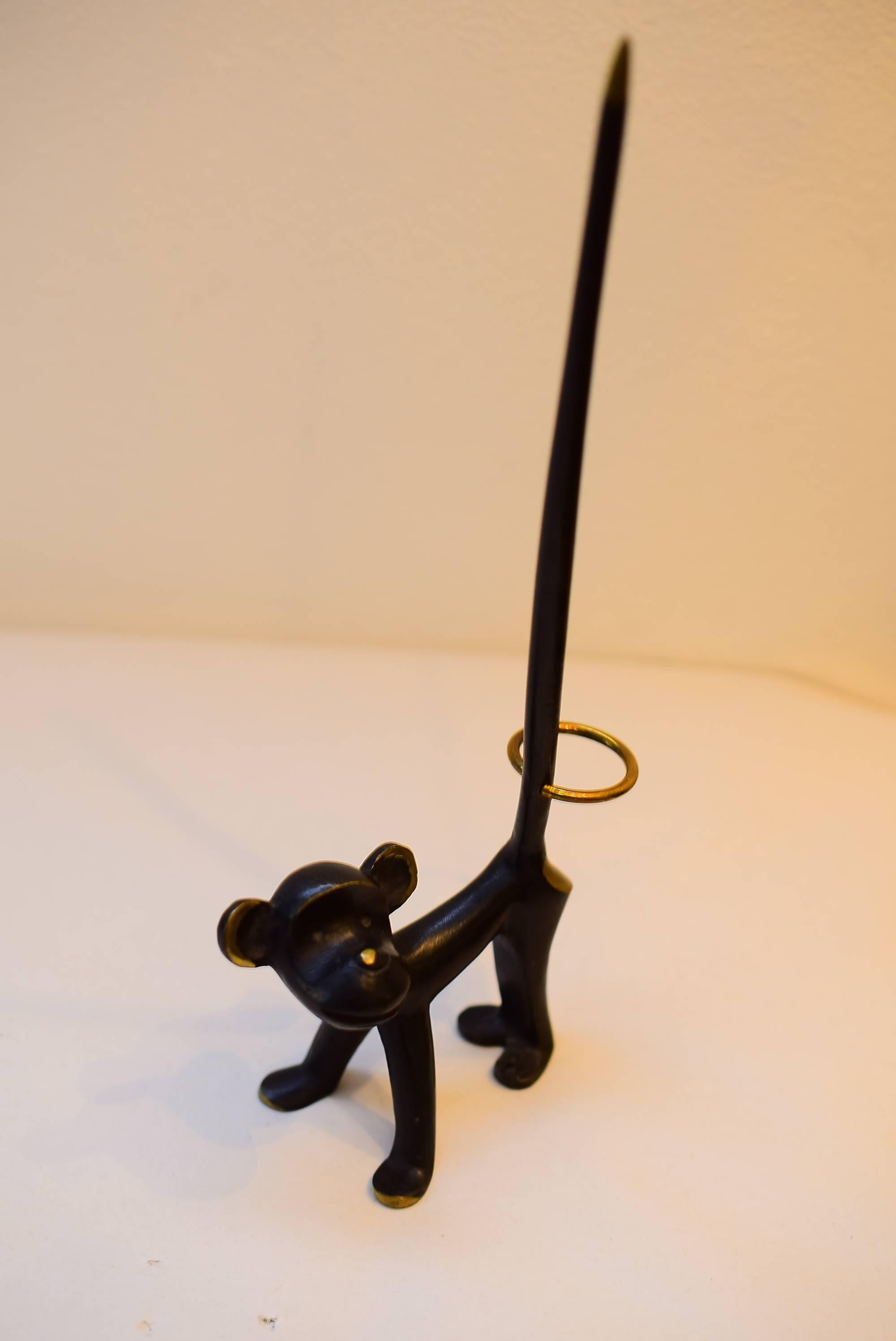 Walter Bosse Affenfigur-Brezelhalter aus Messing, Ringhalter (Moderne der Mitte des Jahrhunderts) im Angebot
