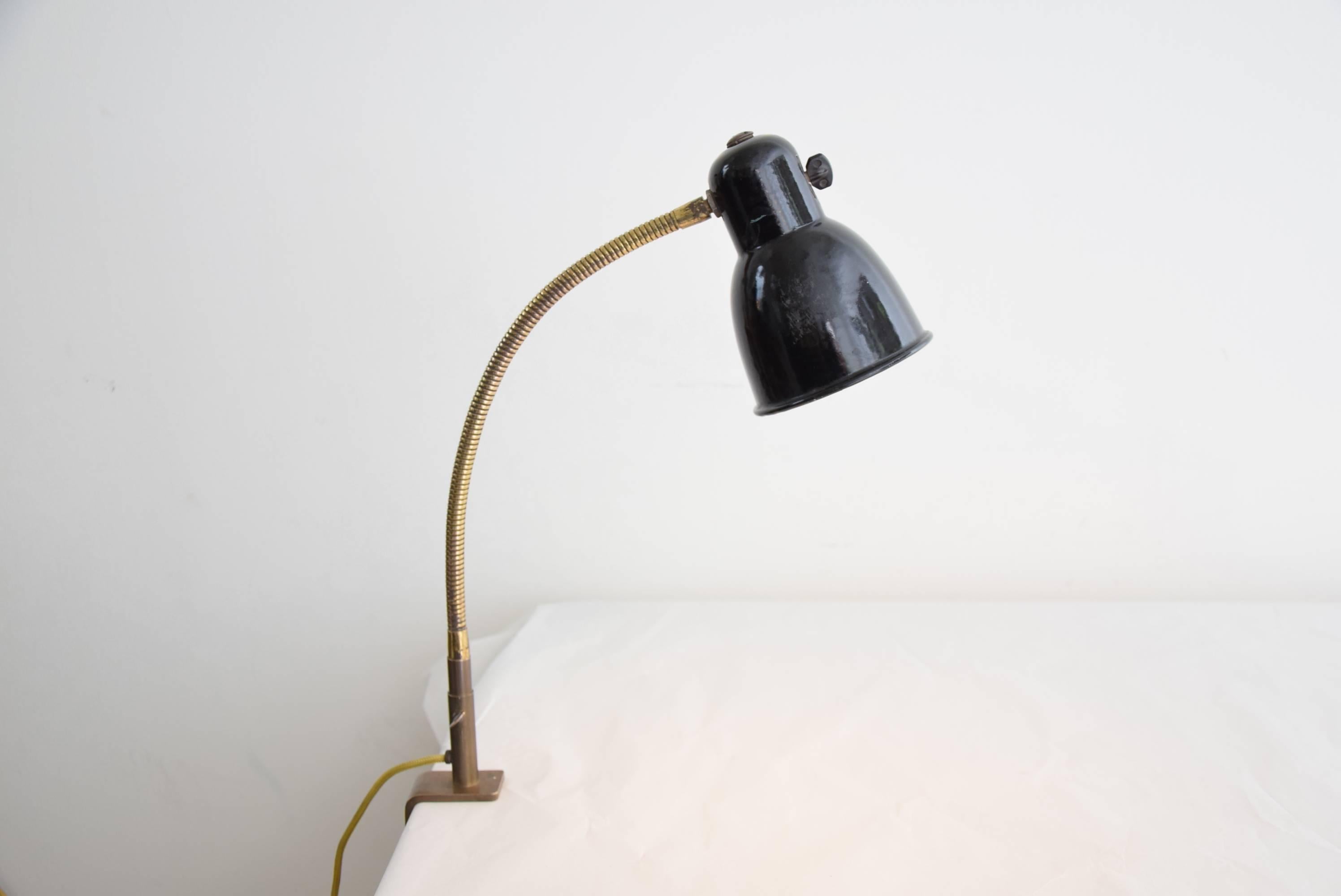 Flexible clamp brass table lamp with enameled black metal shade. 
Original condition. 
Wear on the shade.
Original condition