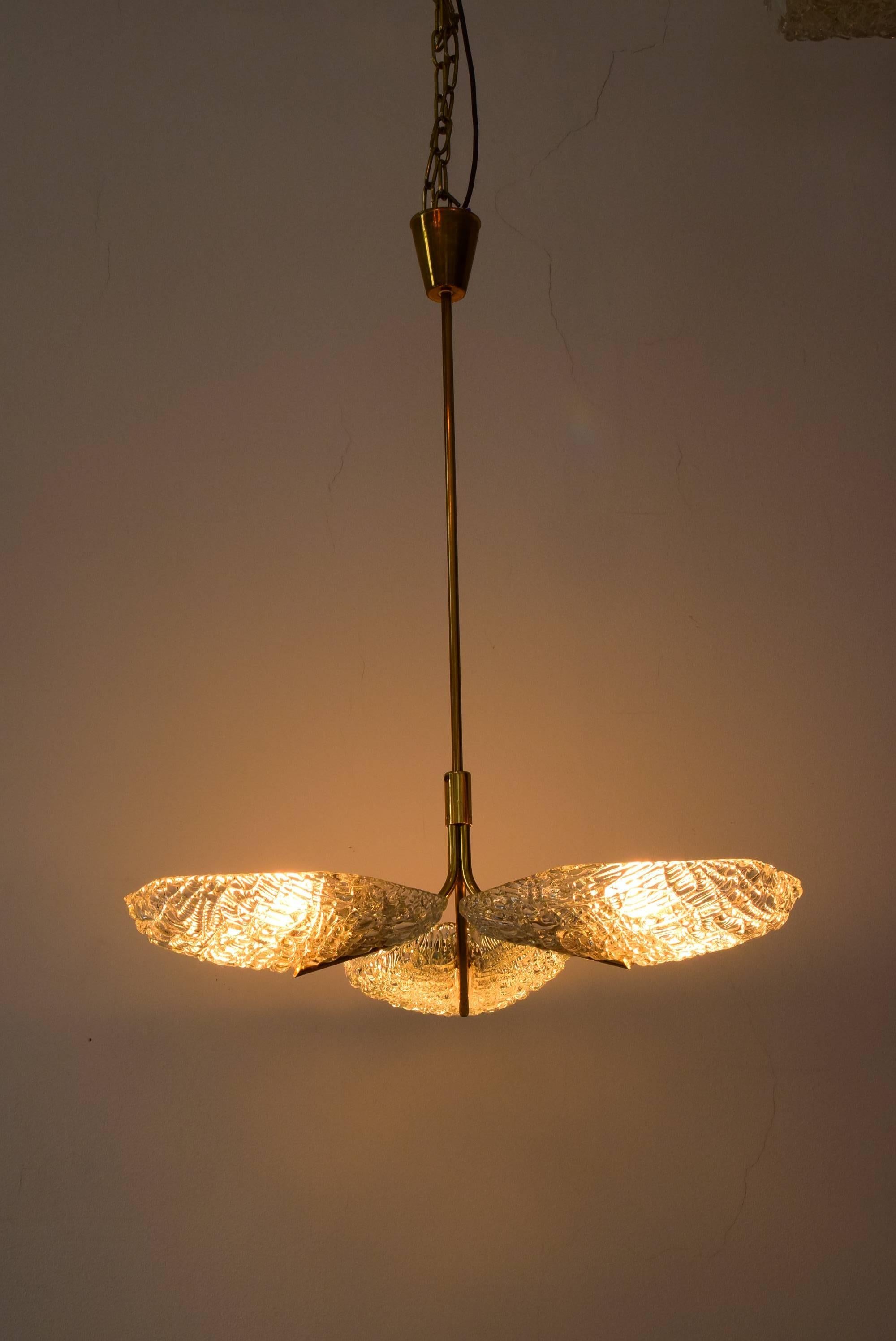 Beautiful Chandelier by Kalmar Glass and Brass In Excellent Condition In Wien, AT