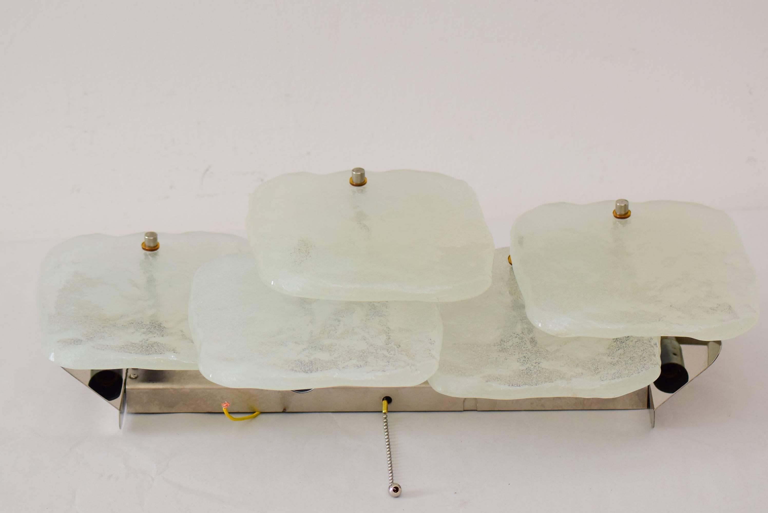 Kalmar Milchglas-Wandleuchter mit Eisglasplatte, 1960er Jahre im Zustand „Gut“ im Angebot in Wien, AT