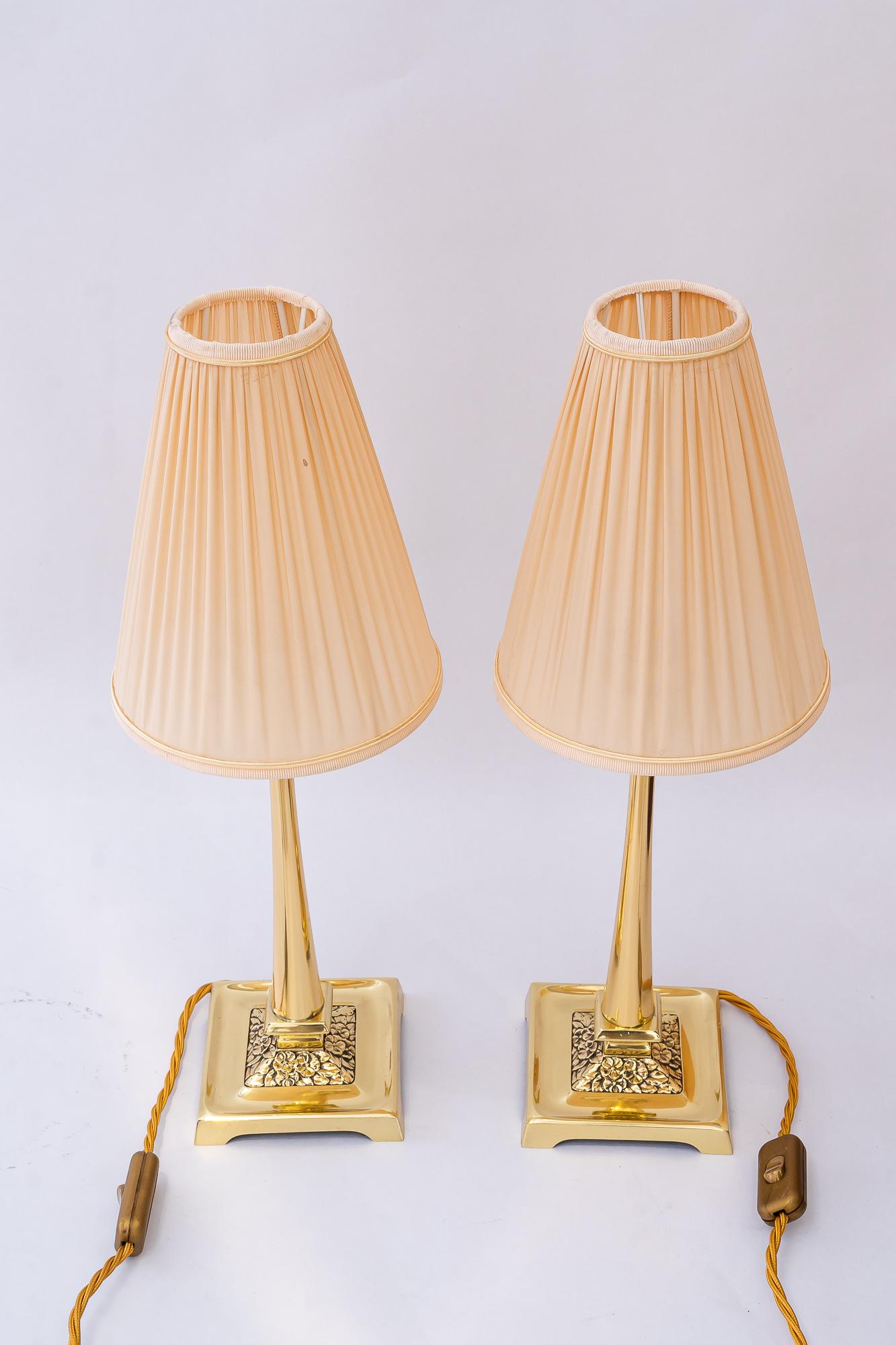 2 Art deco Tischlampen mit Stoffschirmen Wien um 1920
Messing poliert und emailliert
Die Stoffschirme werden ersetzt ( neu )
