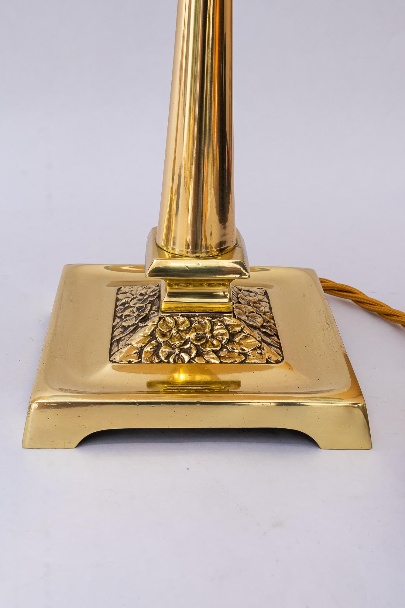 2 Art deco Tischlampen mit Stoffschirmen Wien um 1920 (Lackiert) im Angebot