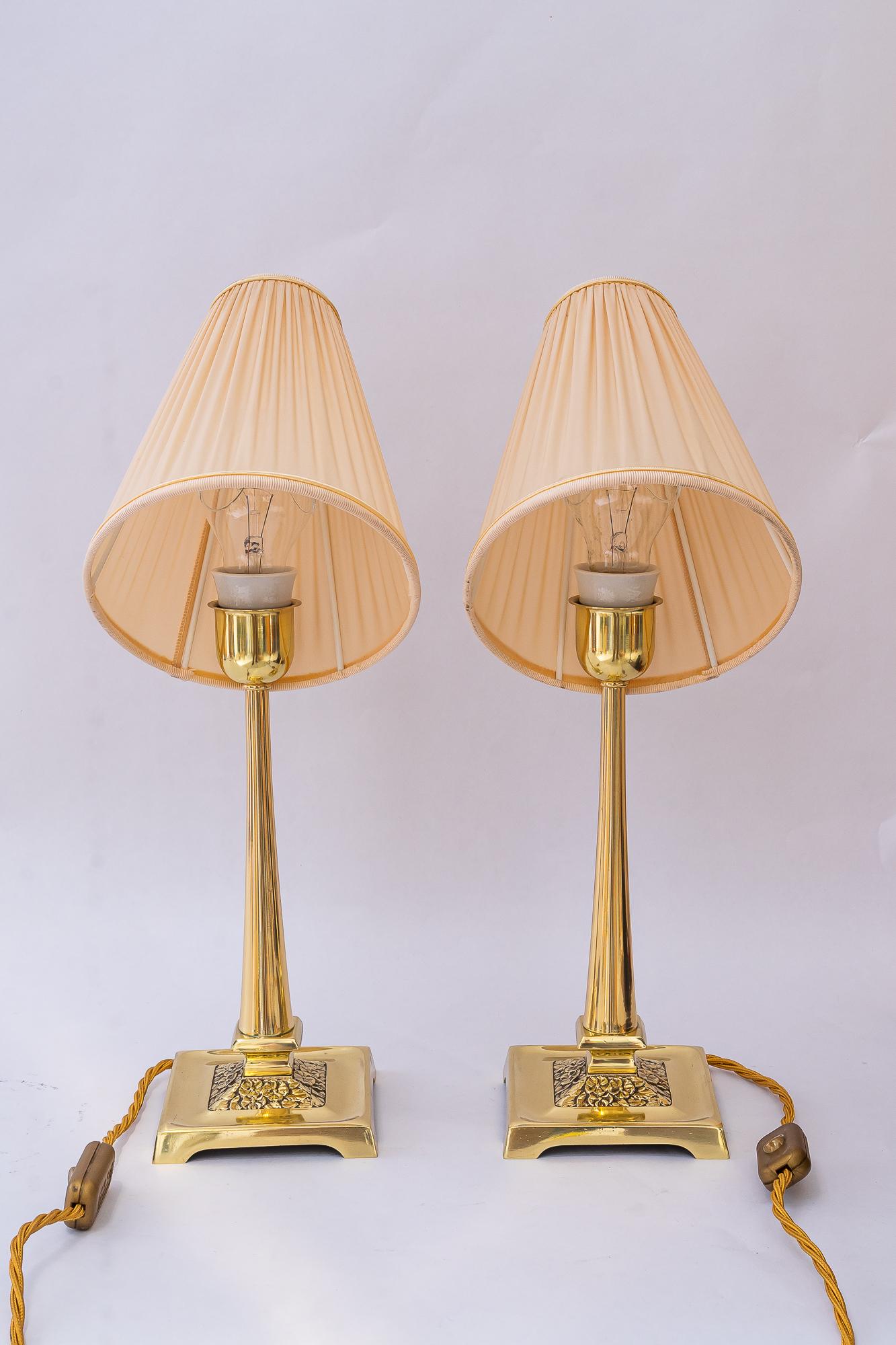 2 Art deco Tischlampen mit Stoffschirmen Wien um 1920 (Messing) im Angebot