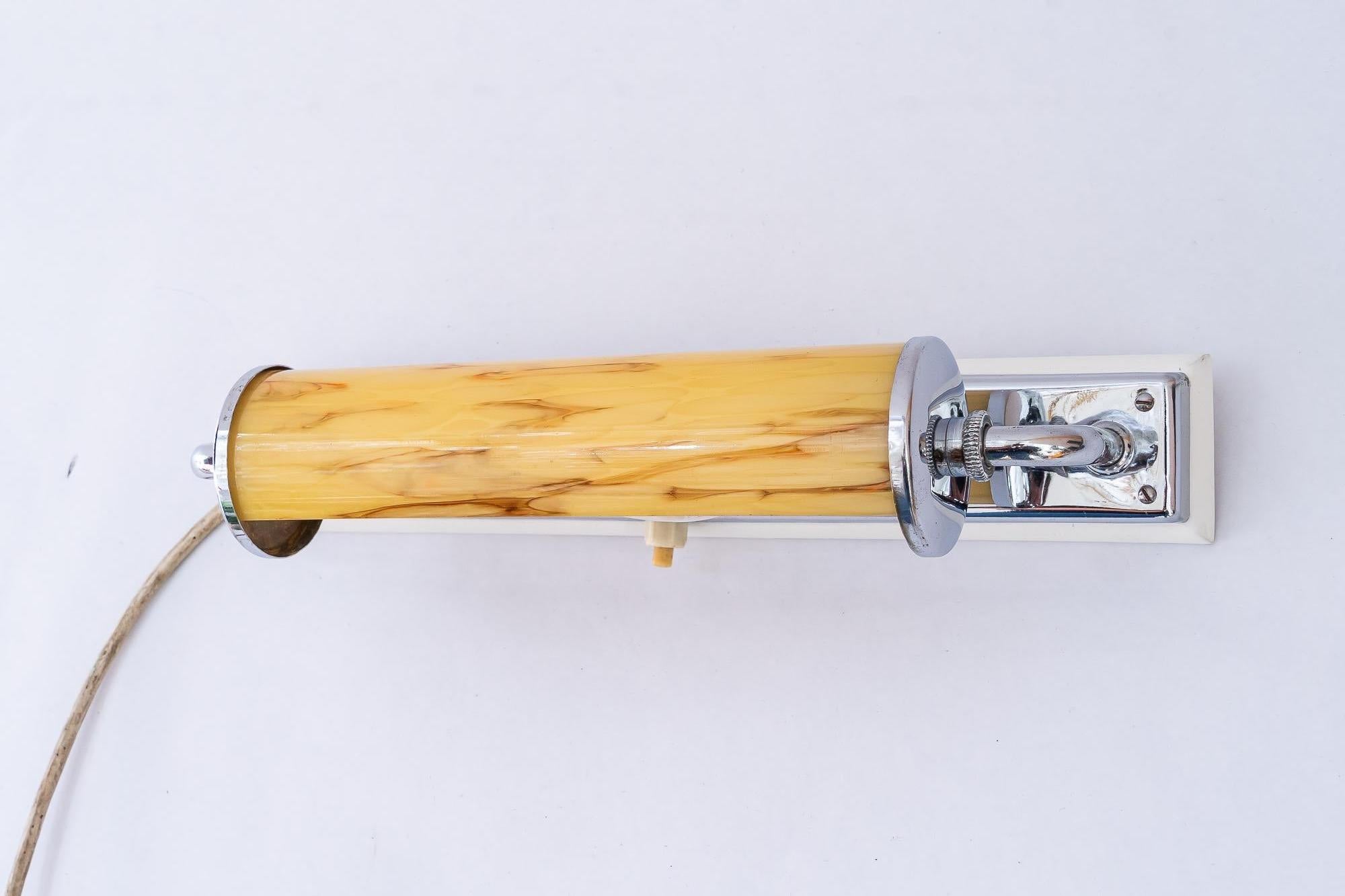 Lampada da parete Art Déco con vetro girevole e piastra in legno, anni '20 circa
Condizioni originali