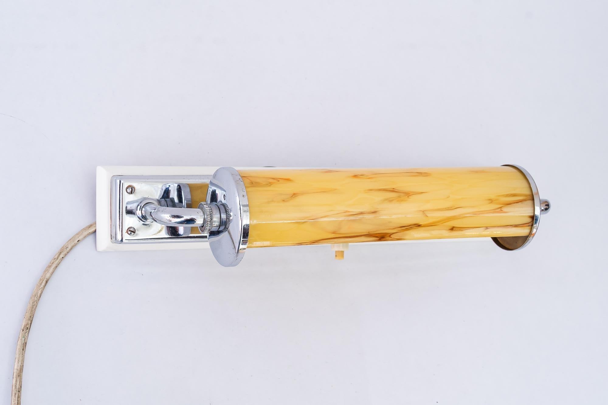 Austriaco Lampada da parete Art Déco con vetro girevole e piastra in legno, anni '20 circa in vendita