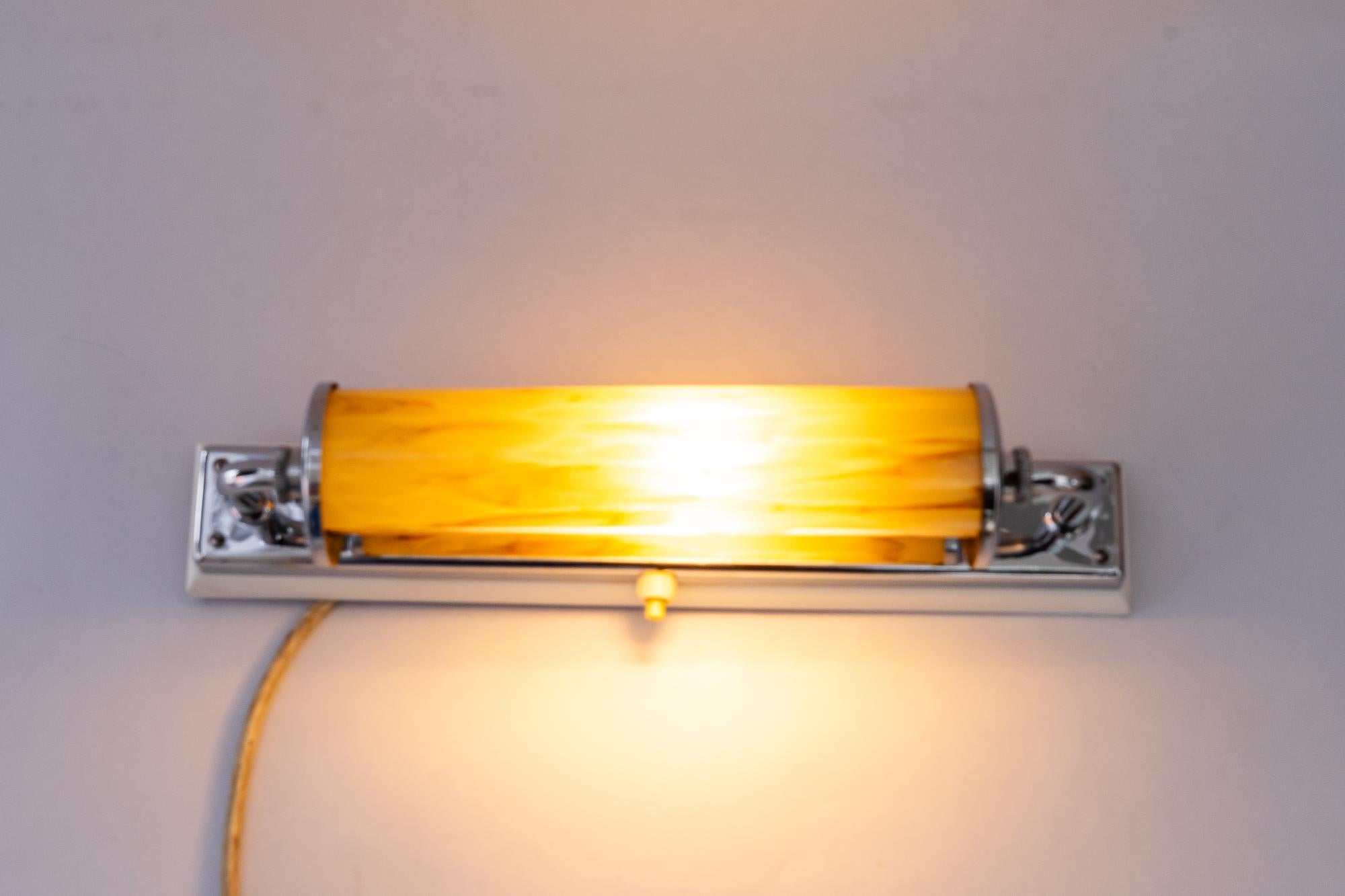 Inizio XX secolo Lampada da parete Art Déco con vetro girevole e piastra in legno, anni '20 circa in vendita