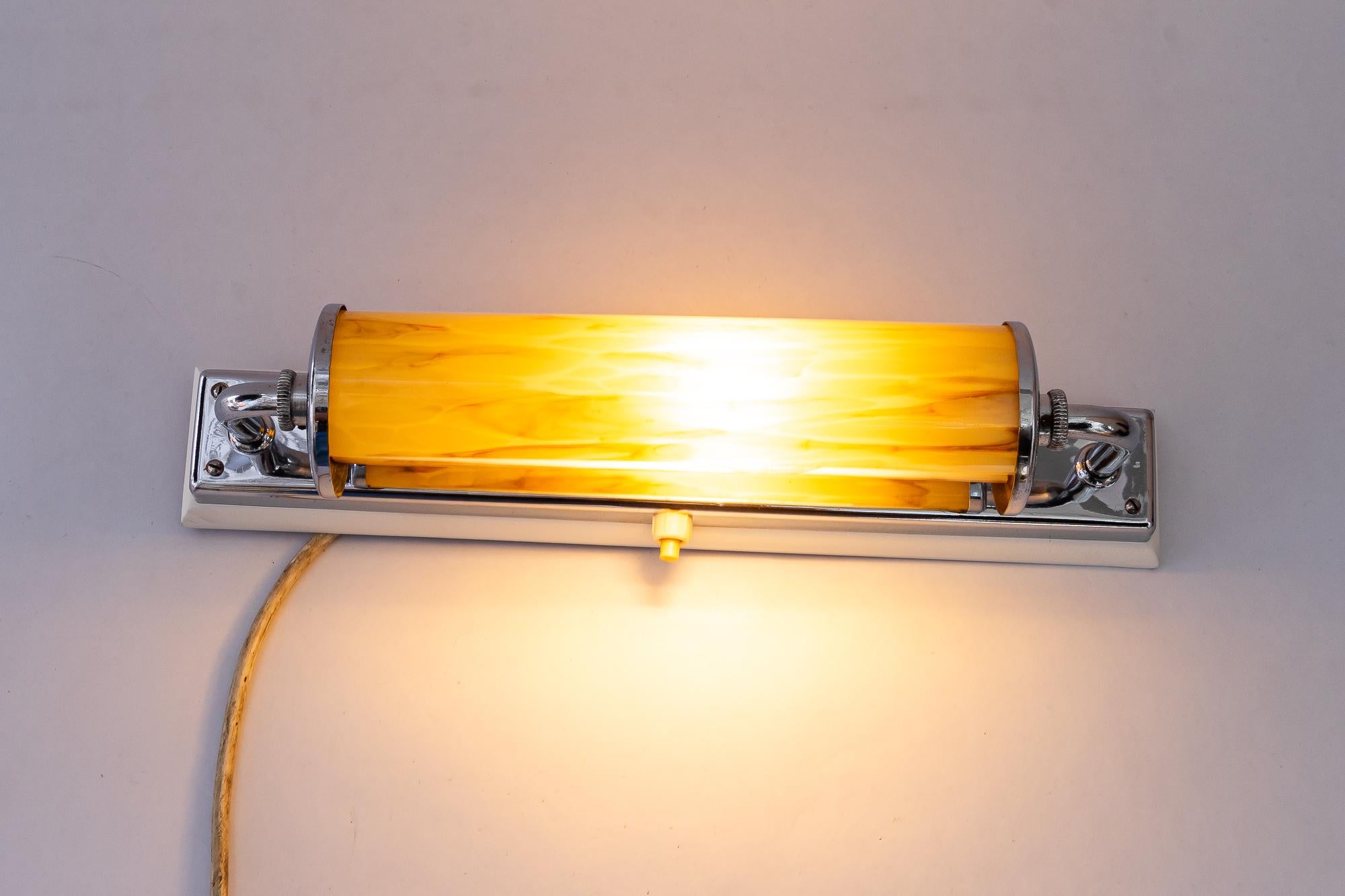 Vetro Lampada da parete Art Déco con vetro girevole e piastra in legno, anni '20 circa in vendita