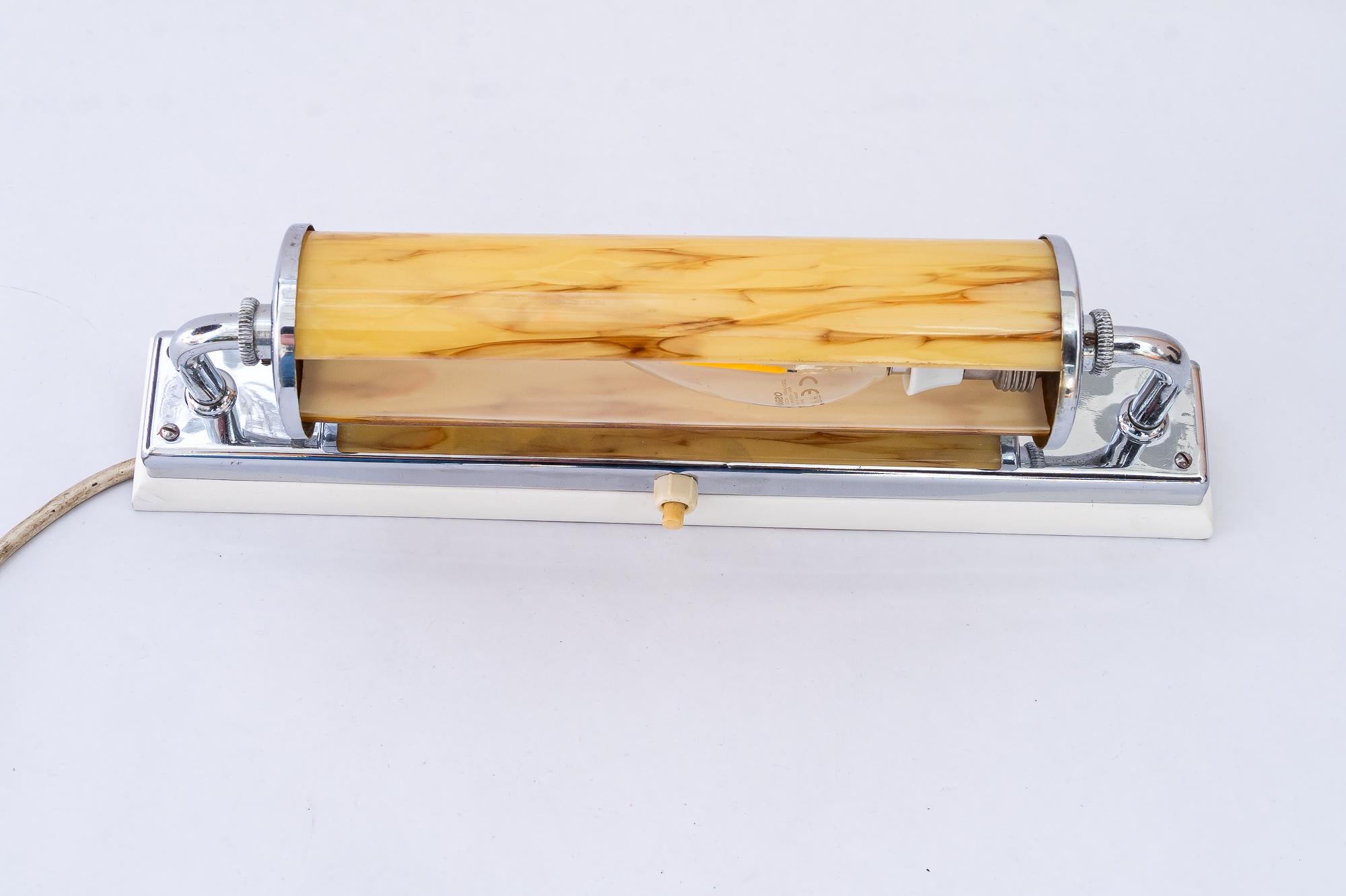 Placcato Lampada da parete Art Déco con vetro girevole e piastra in legno, anni '20 circa in vendita