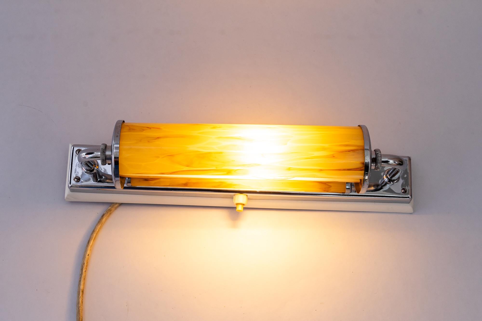 Lampada da parete Art Déco con vetro girevole e piastra in legno, anni '20 circa in vendita 1