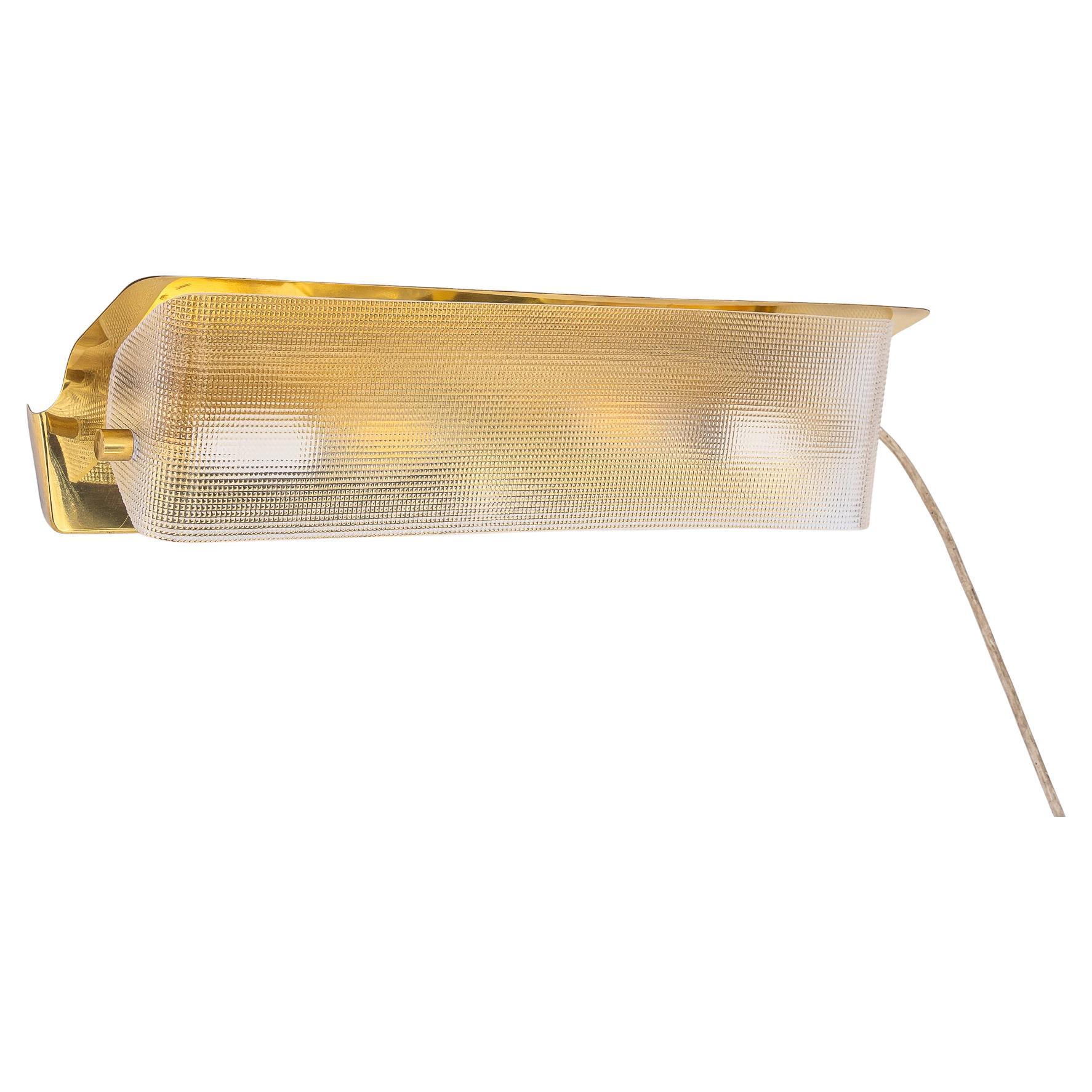 Wandleuchte Messing und Lucit um 1970er im Angebot